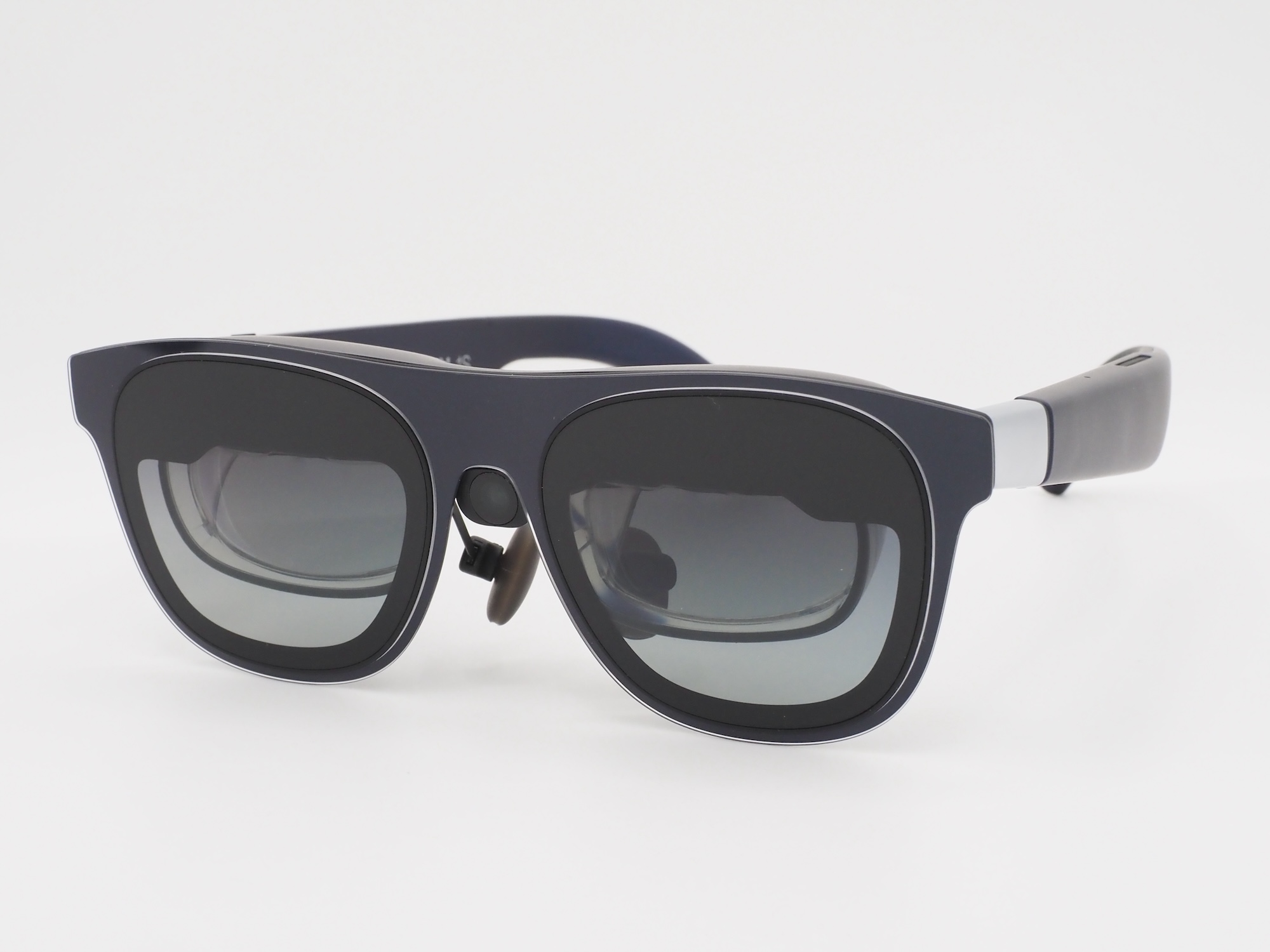 こちらが「XREAL Eye」を装着した「XREAL 1S」