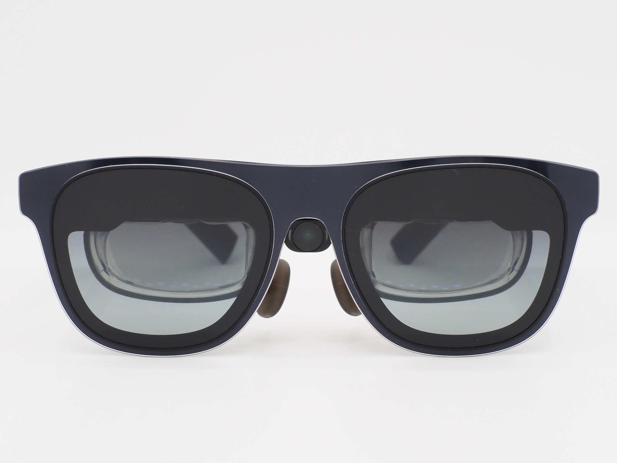 非常に小さく目立たないデザイン。写真・動画撮影時はカメラの周囲が光るため、プライバシーにも配慮されている