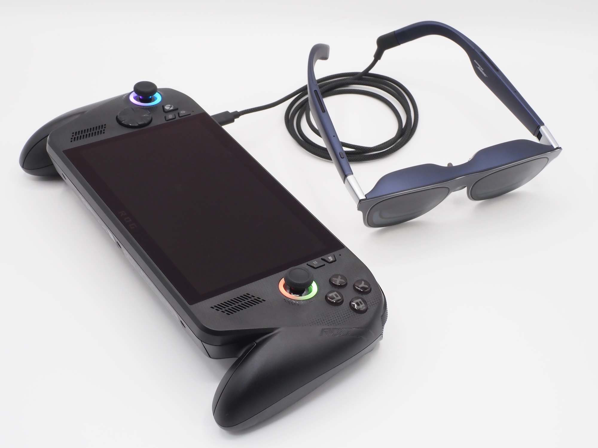 今回使用したポータブルゲーミングPC「ROG Xbox Ally X」はケーブル1本で「XREAL 1S」と接続可能だ