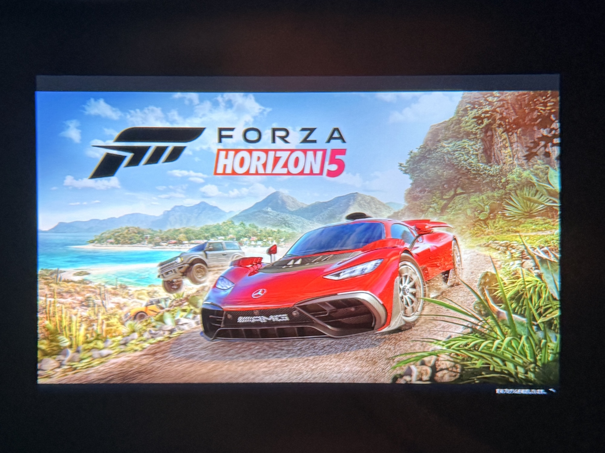 暗室でレンズ越しに撮影した様子。発色がよく、非常に鮮明な映像を体験できる