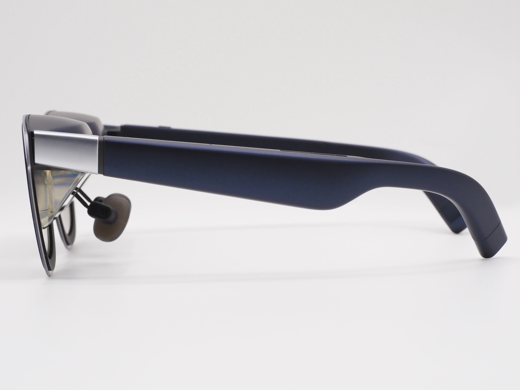 画像ではわかりにくいが、カラーはミッドナイトブルー。深みのある青という印象だ