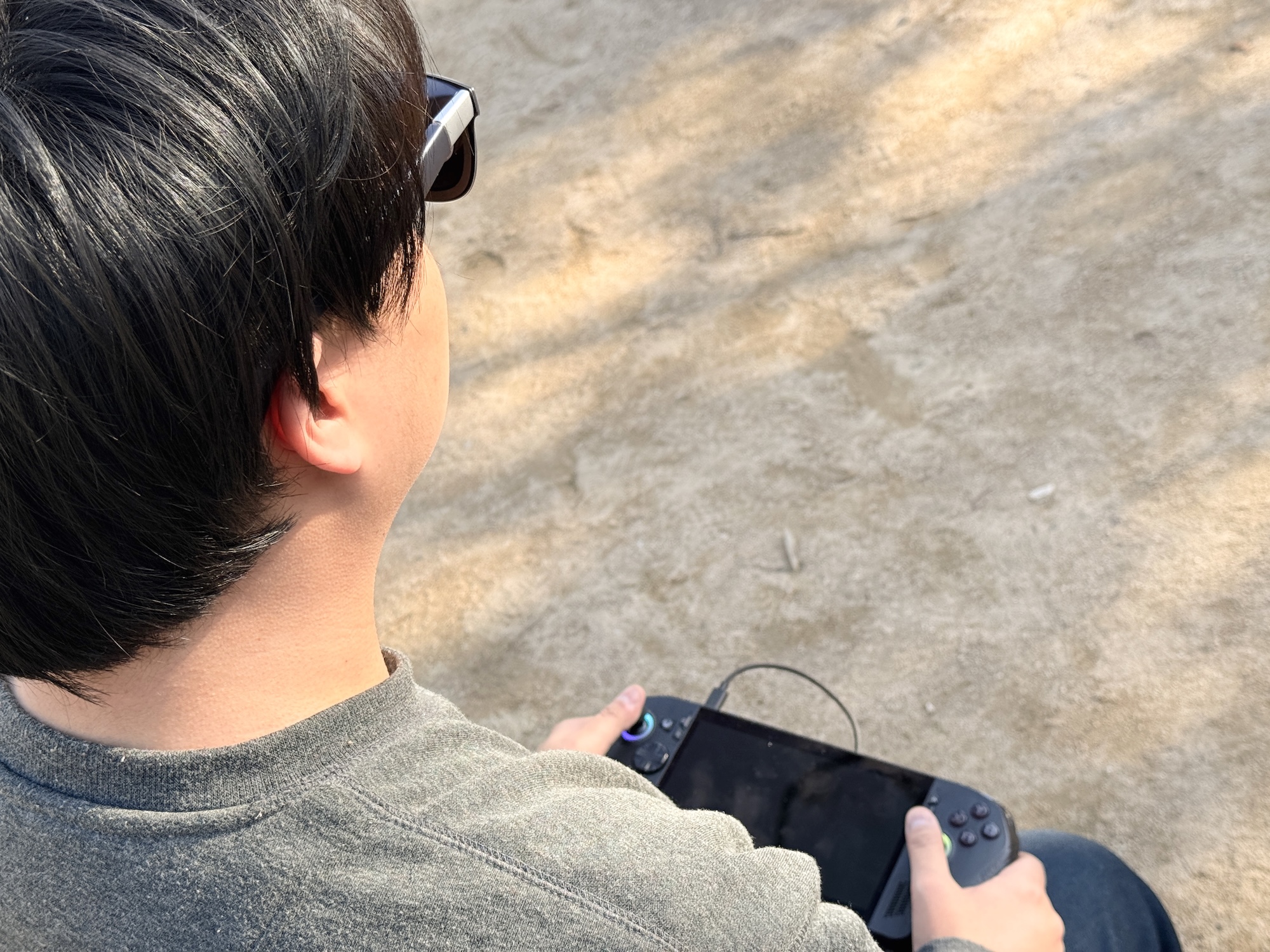 ポータブルゲーミングPC「ROG Xbox Ally X」と組み合わせれば、外出先でも大画面でPCゲームをプレイ可能だ