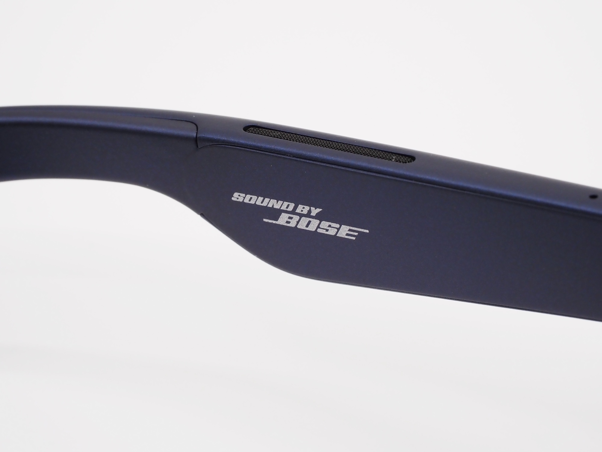 音響機器メーカーのBoseと共同開発したスピーカーを搭載