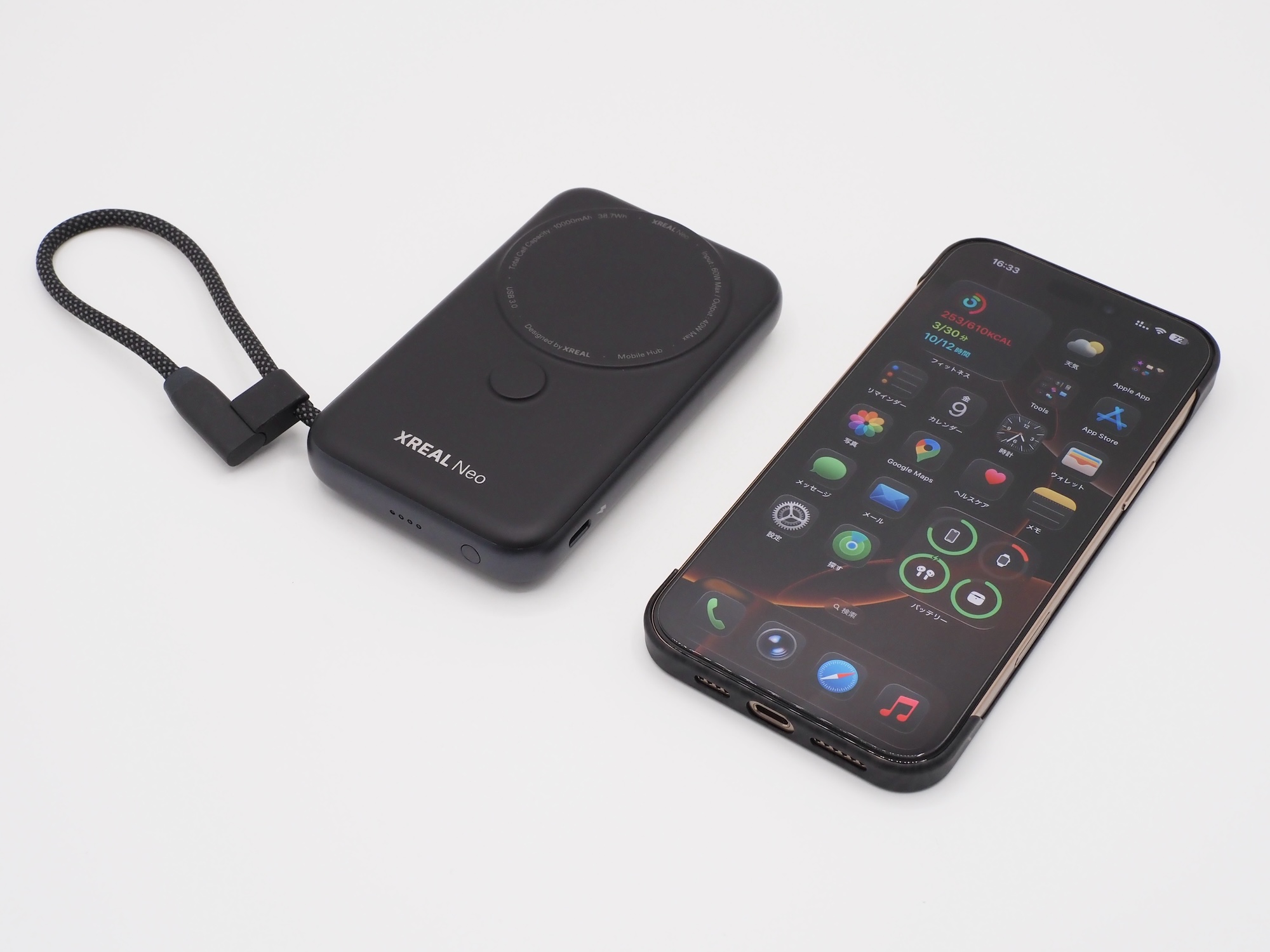 10,000mAhのモバイルバッテリーとしては比較的小型（画像はiPhone 16 Pro Maxと比較）