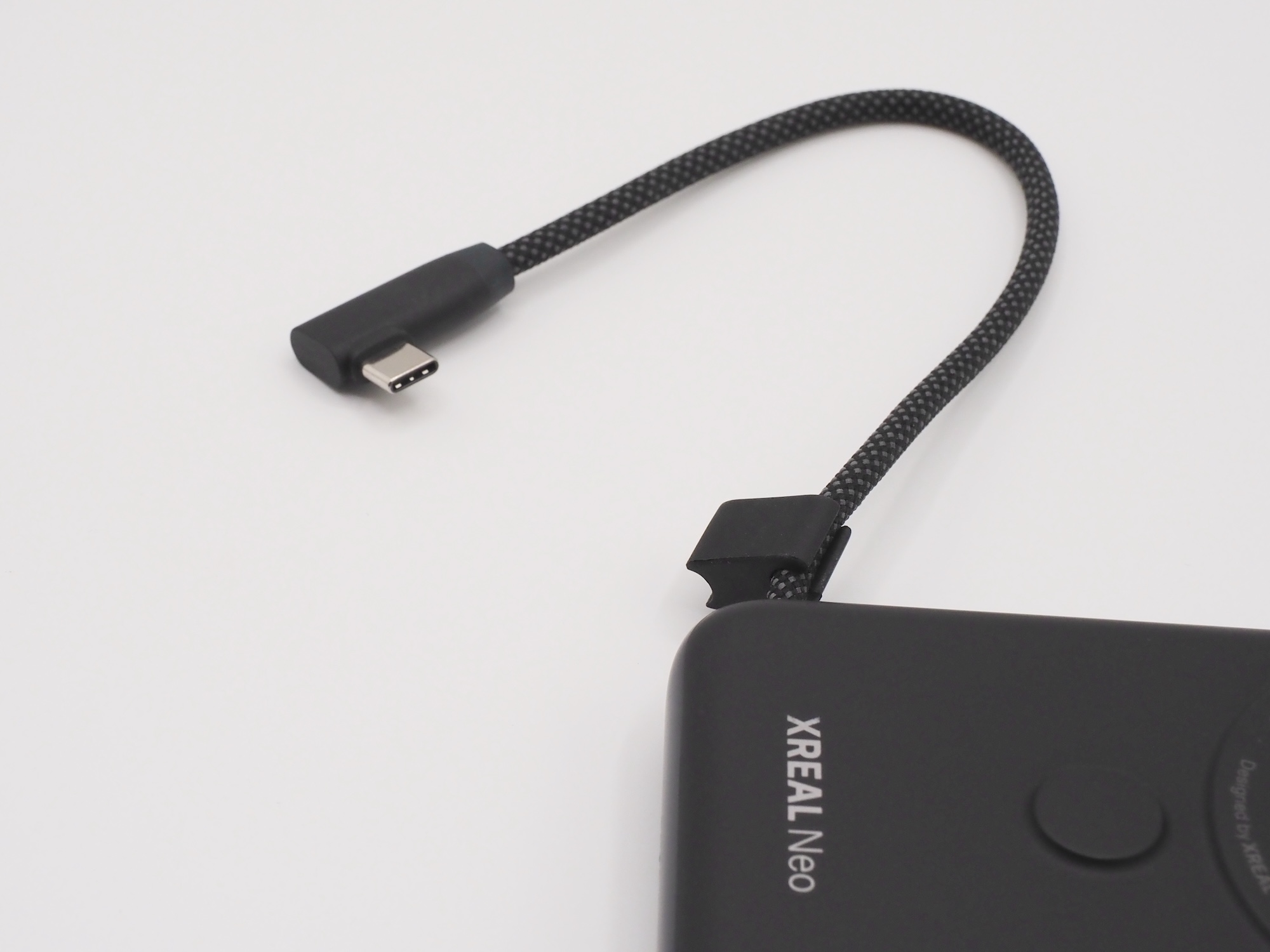 ストラップのように見えるものは、実はUSB Type-Cケーブルでここからデバイスに給電する