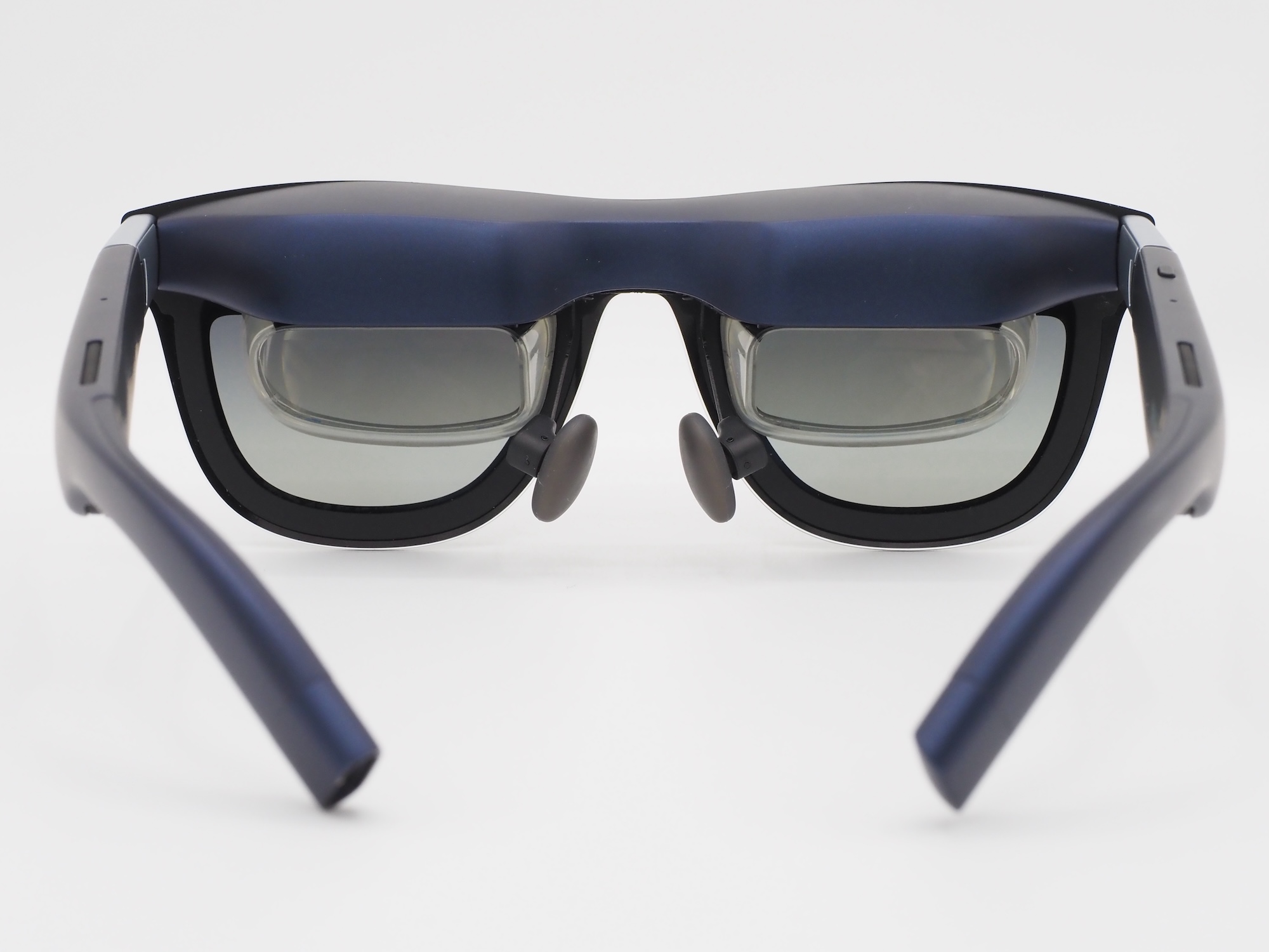 レンズ部分は分厚く、一般的なメガネとは全く異なる