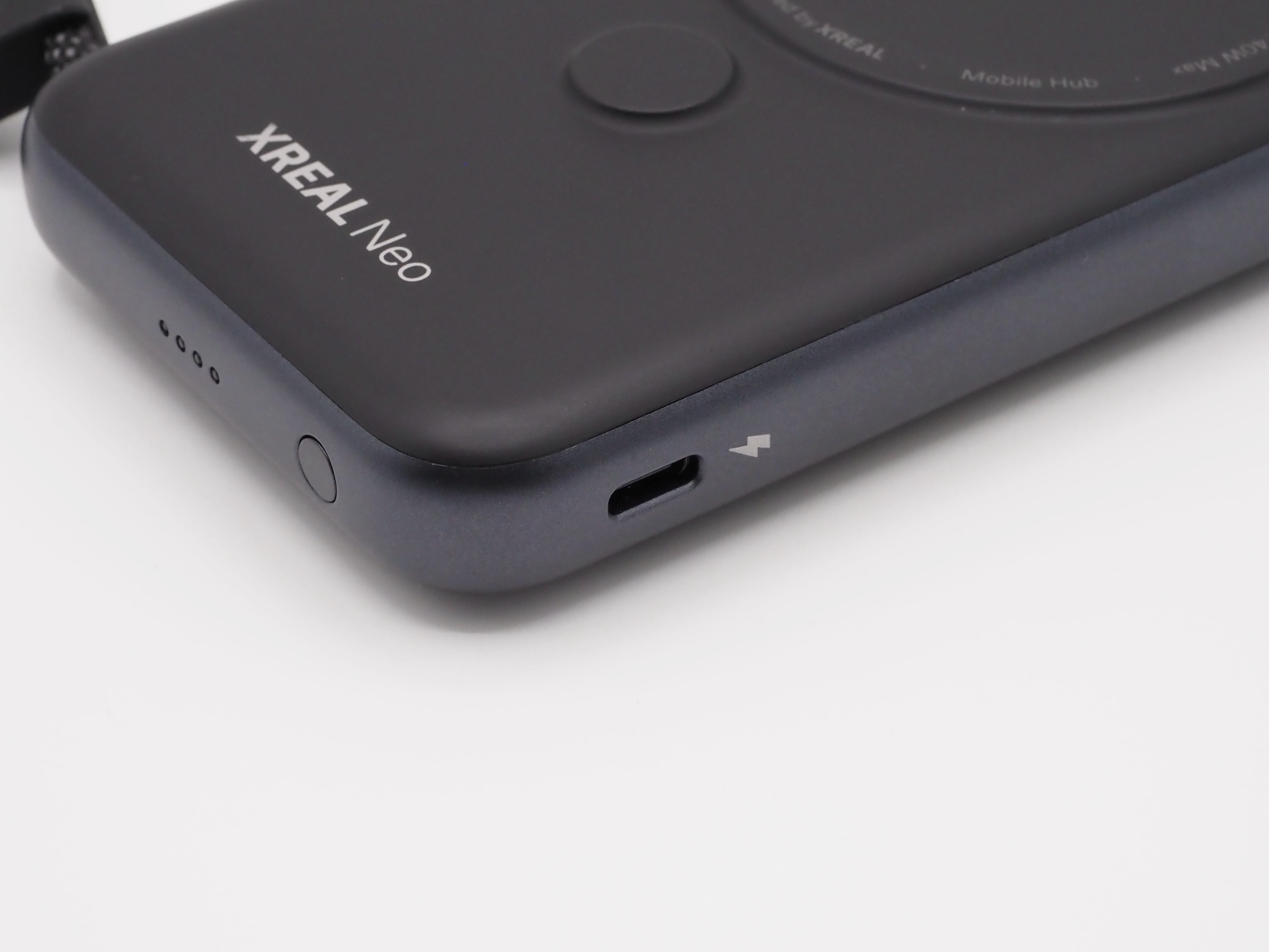 右サイドには「XREAL Neo」を充電するためのUSB Type-Cポートがある