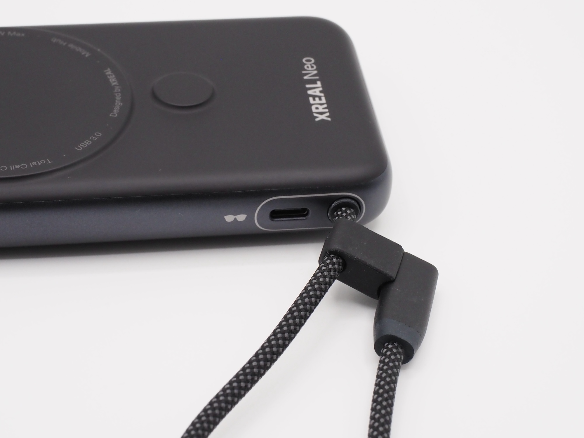 左サイドには「XREAL 1S」をはじめとするARグラスを接続可能なUSB Type-Cポートを搭載