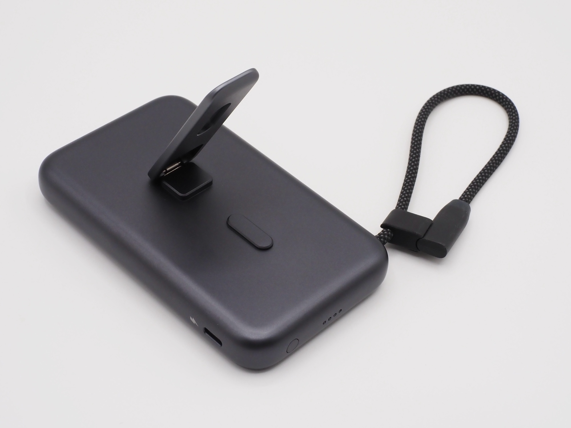 背面には角度調整可能なスタンド