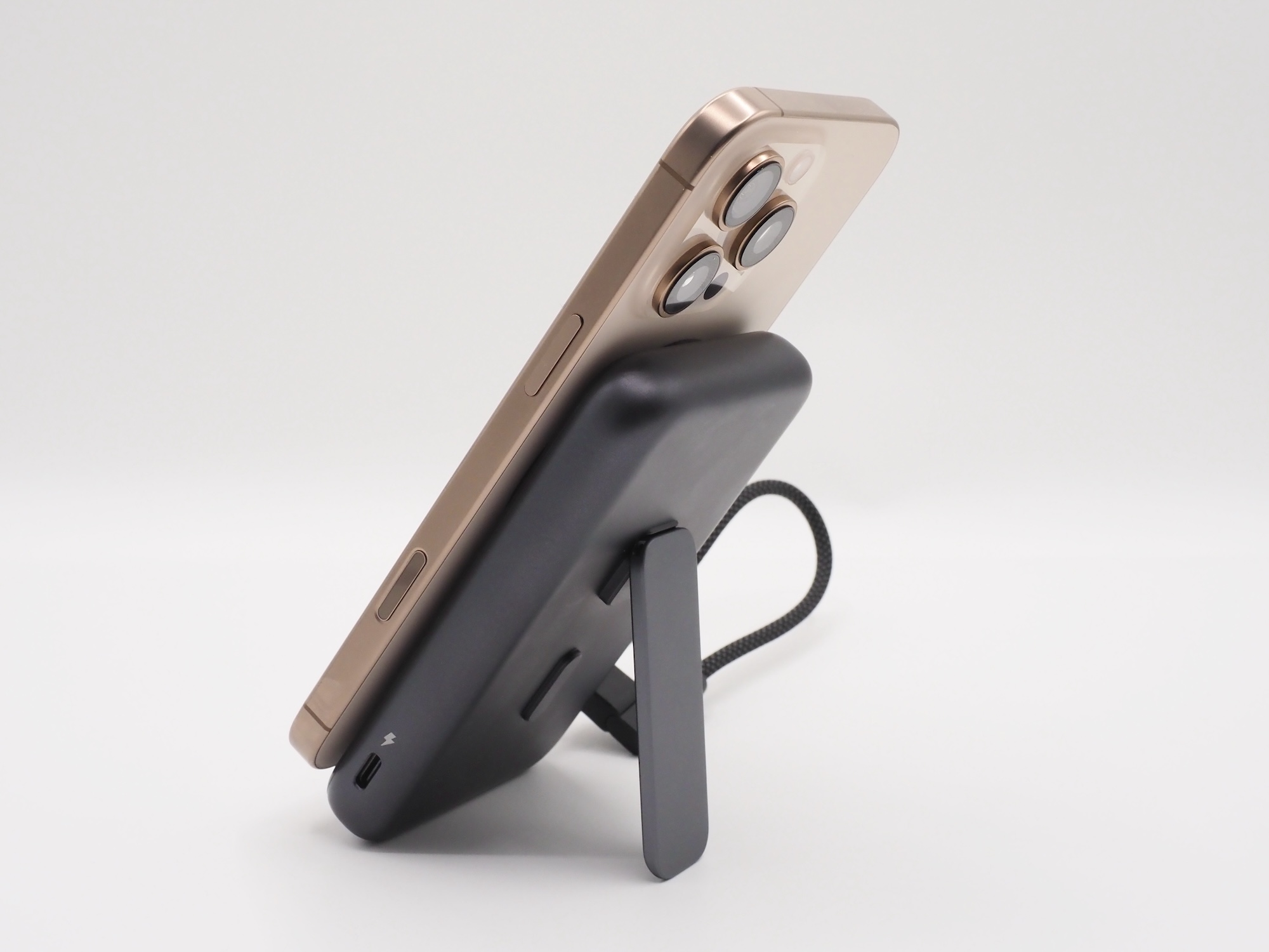 ピタッと貼り付けることが可能だ。なおワイヤレス充電には対応しておらず、USB Type-Cケーブルで充電する必要がある