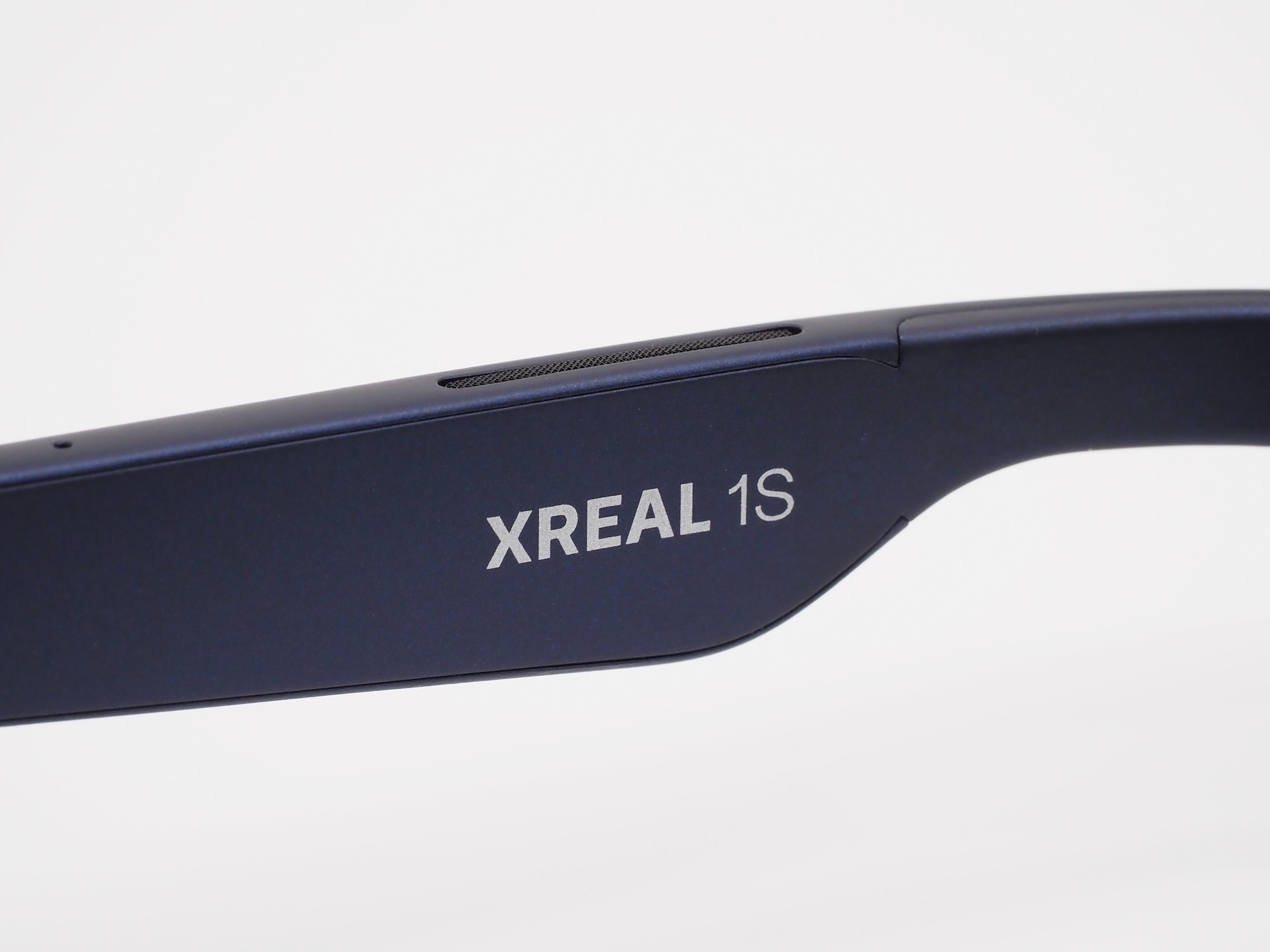 テンプルは太めだが、ここにスピーカーが搭載されている