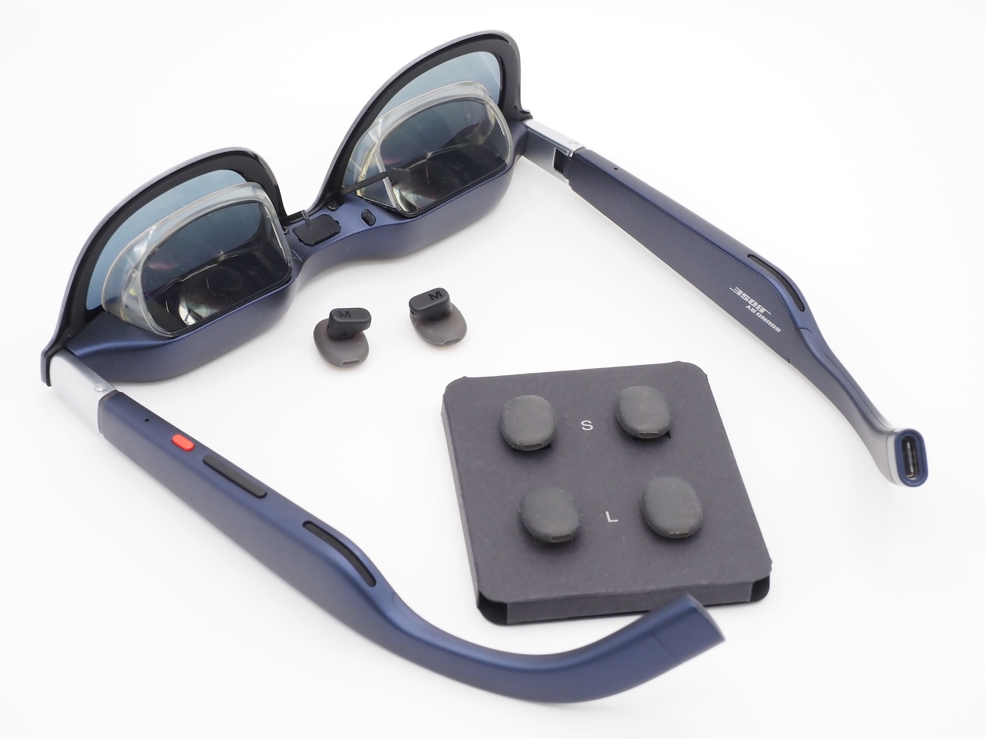 鼻あては交換可能。標準で装着されているMサイズのほかに、S／Lサイズが同梱されている