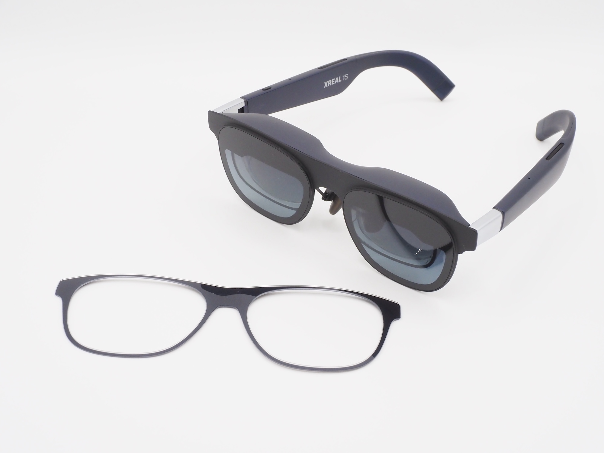 フロントフレームは交換可能で、純正の「XREAL Frame」やサードパーティーのフレームでイメージチェンジできる