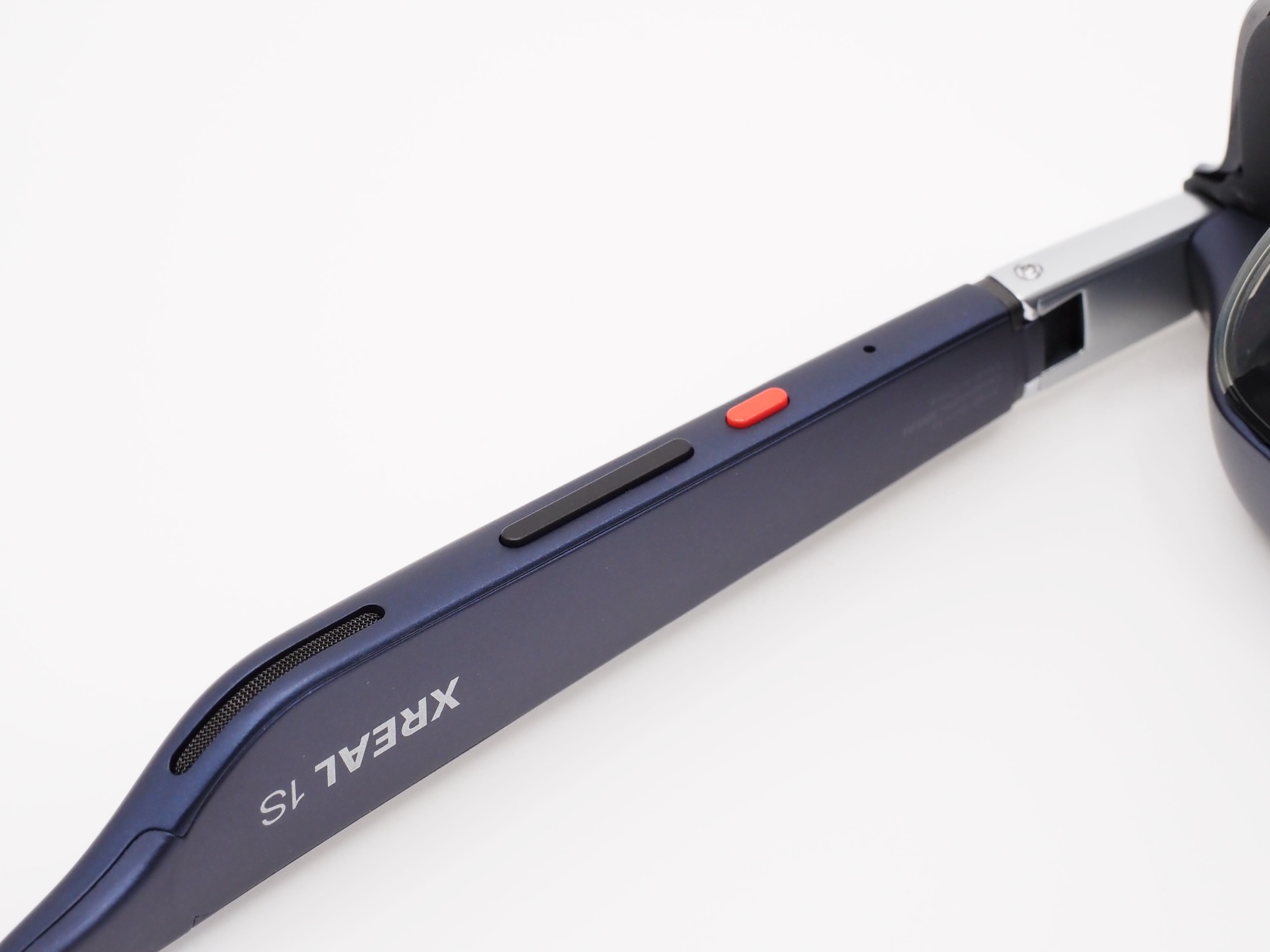 操作系は左耳側のテンプルに集中。下側はメニューを呼び出す赤い「Xボタン」とメニュー操作や音量調整が可能な「ボリュームボタン」を搭載