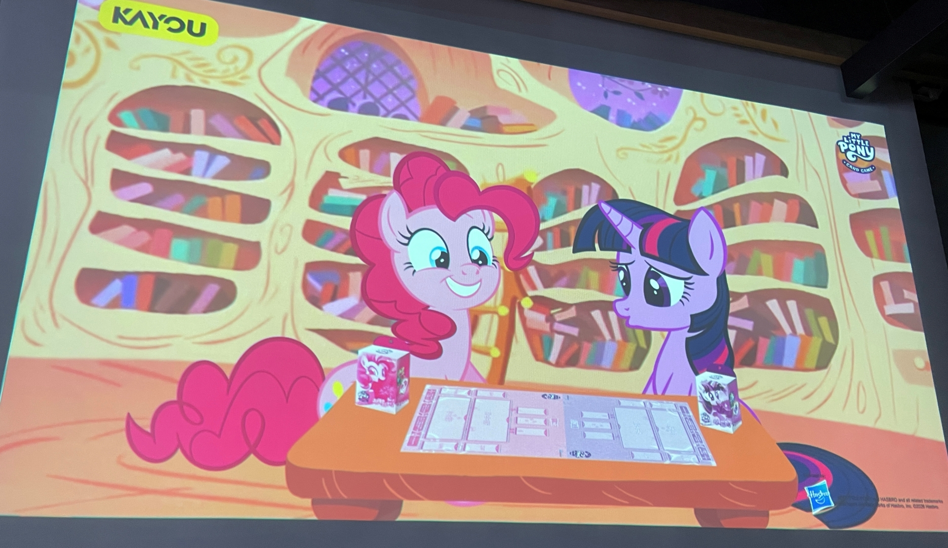 発表会場では沢城みゆきさん演じるトワイライトスパークルと、三森すずこさん演じるピンキーパイによるルール解説動画が上映された