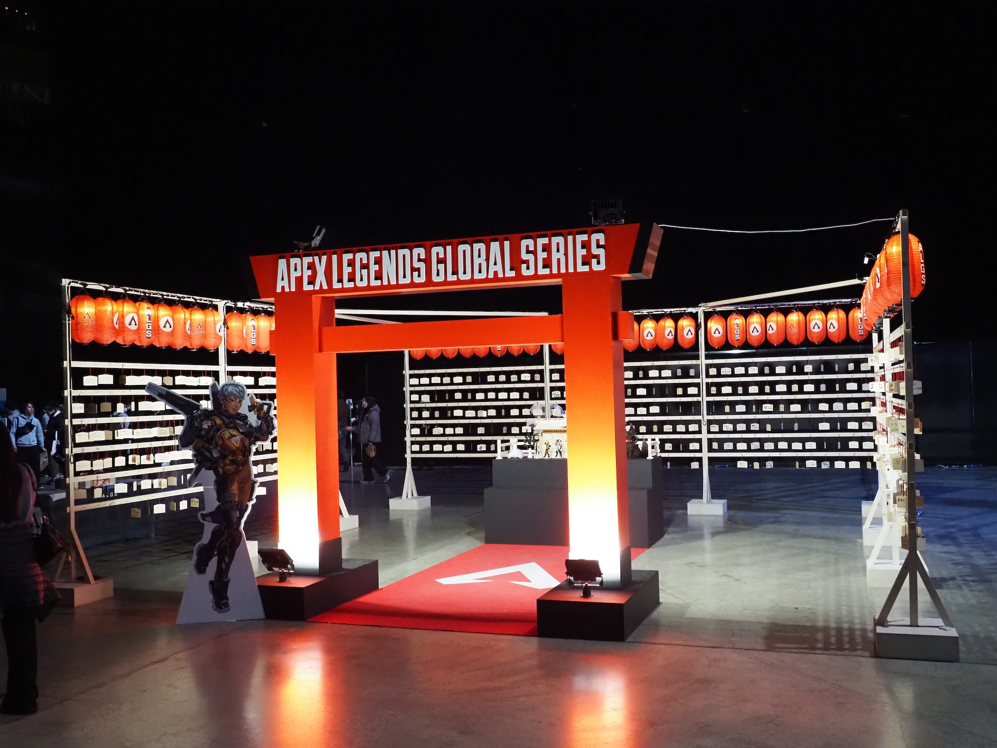 パワーアップしたファンゾーン。お祭りっぽい展示ブースが登場