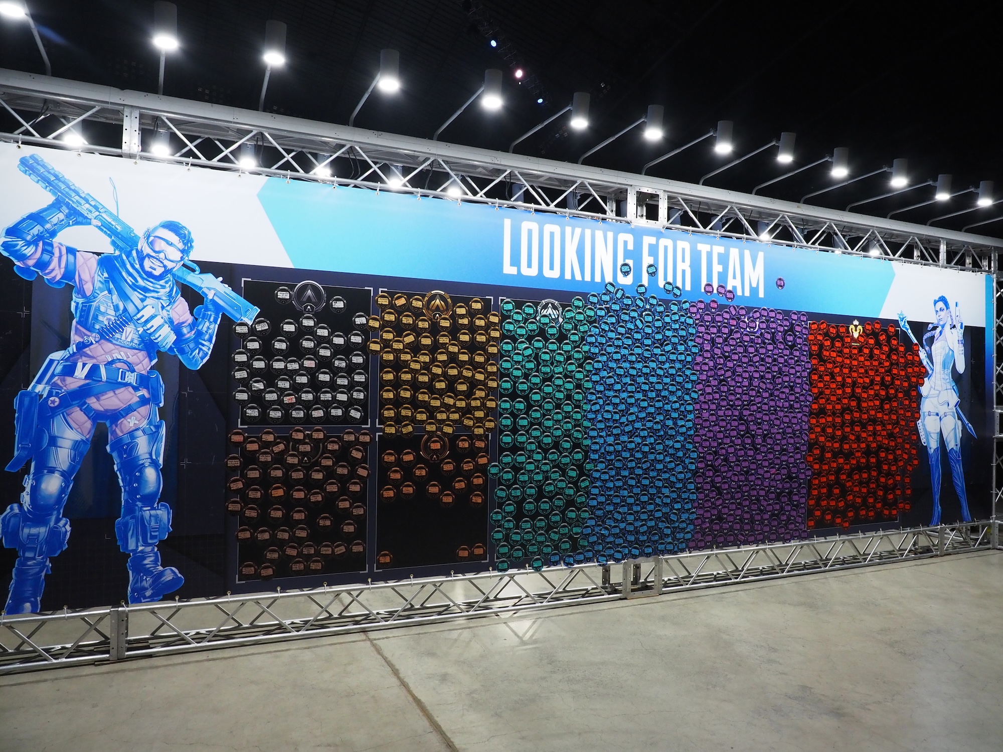 プレーヤー自身のランク帯のステッカーを貼れるボード。自己申告なのだが、ちょっとプレデターが多いような……？