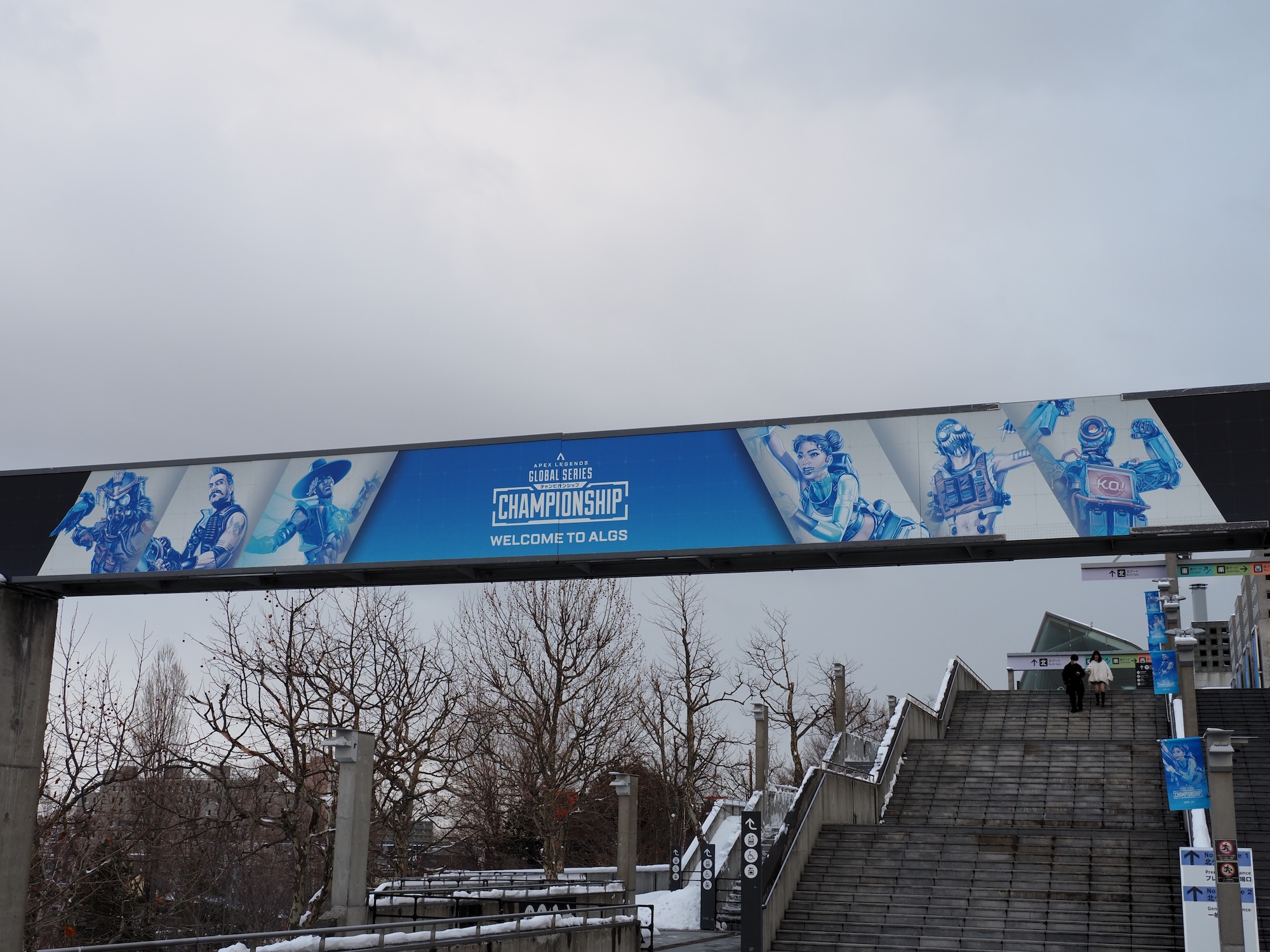 会場外から「ALGS」の装飾が始まっている
