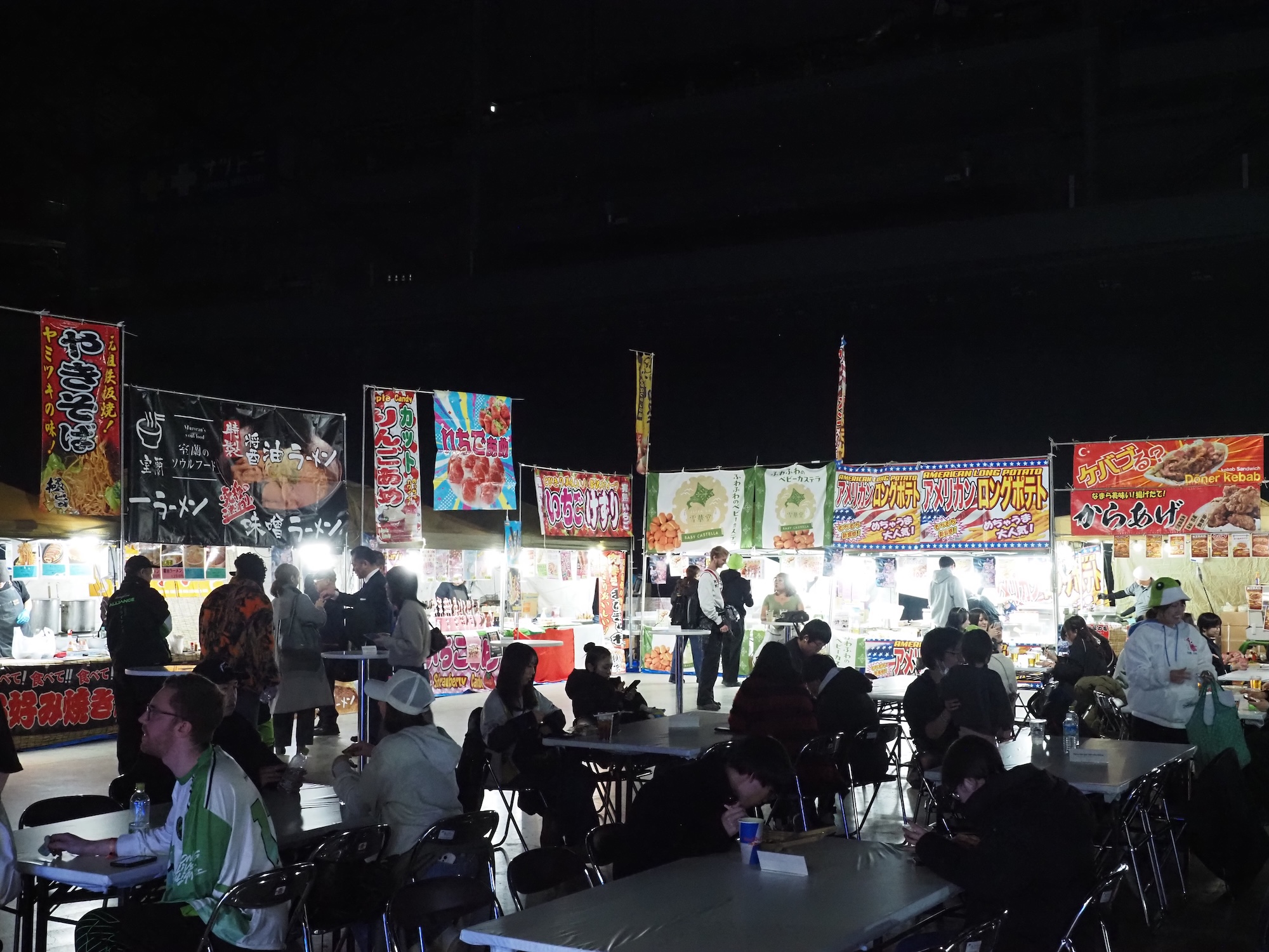 屋台のようなフードコーナーもある