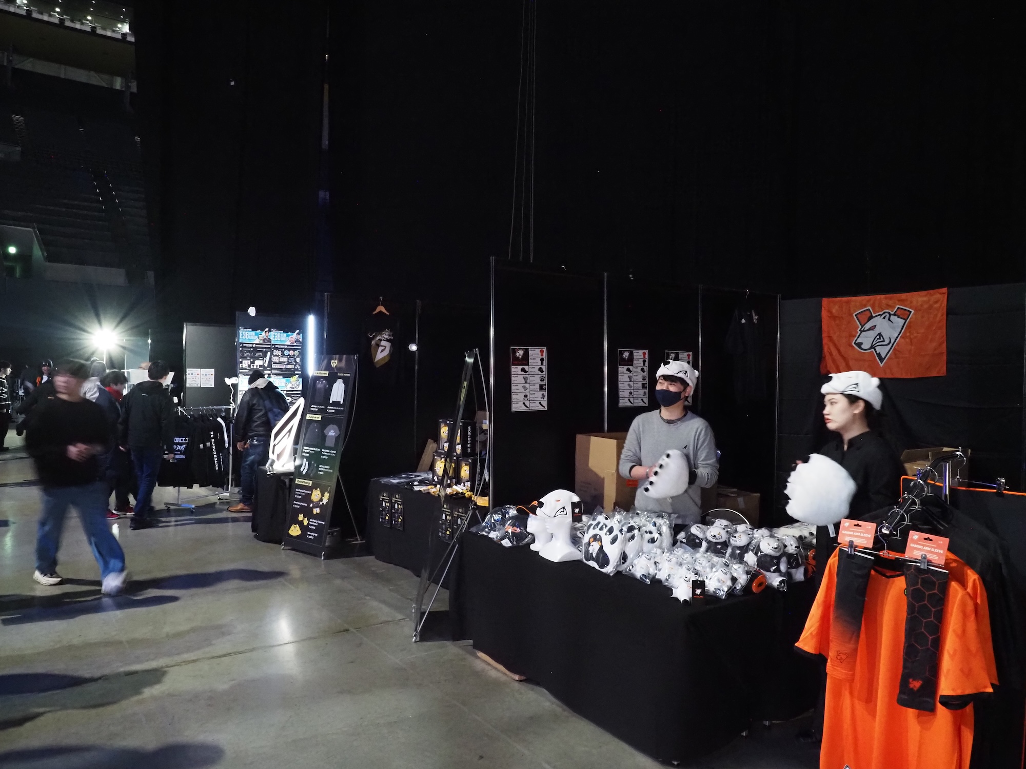 各チームのファンで賑わっていた