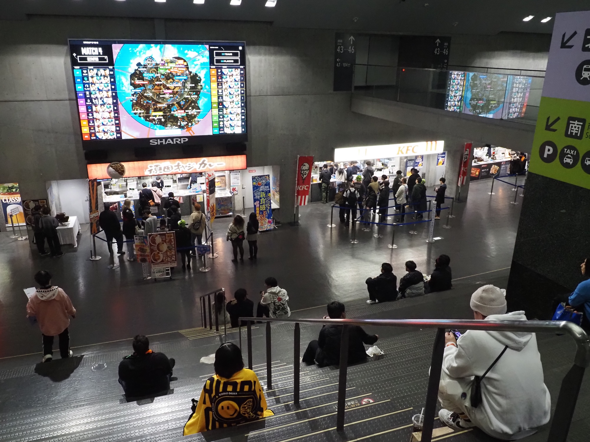 コンコースのフードコーナーも多くの客で賑わっていた