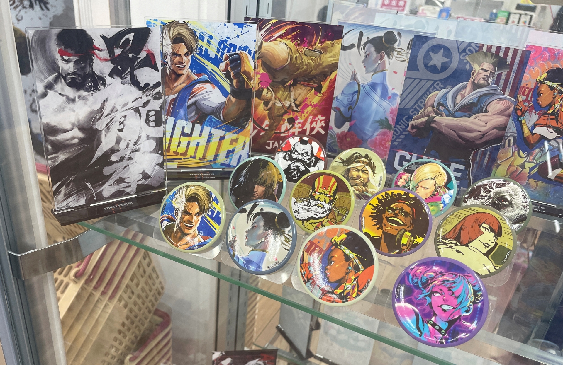 写真奥：アクリススタンド 各1650円/写真手前：キャラバッジコレクション 1パック各440円、1BOX各12パック入各5,280円