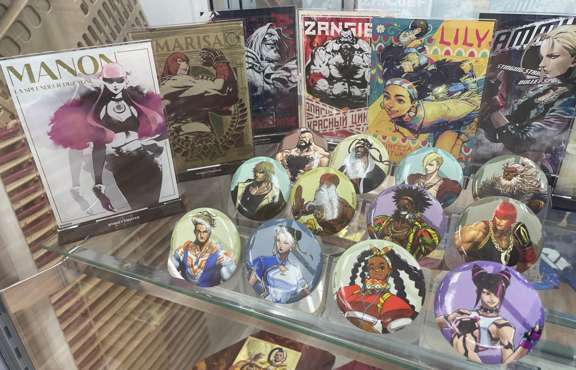 写真奥：アクリススタンド 各1650円/写真手前：キャラバッジコレクション 1パック各440円、1BOX各12パック入各5,280円