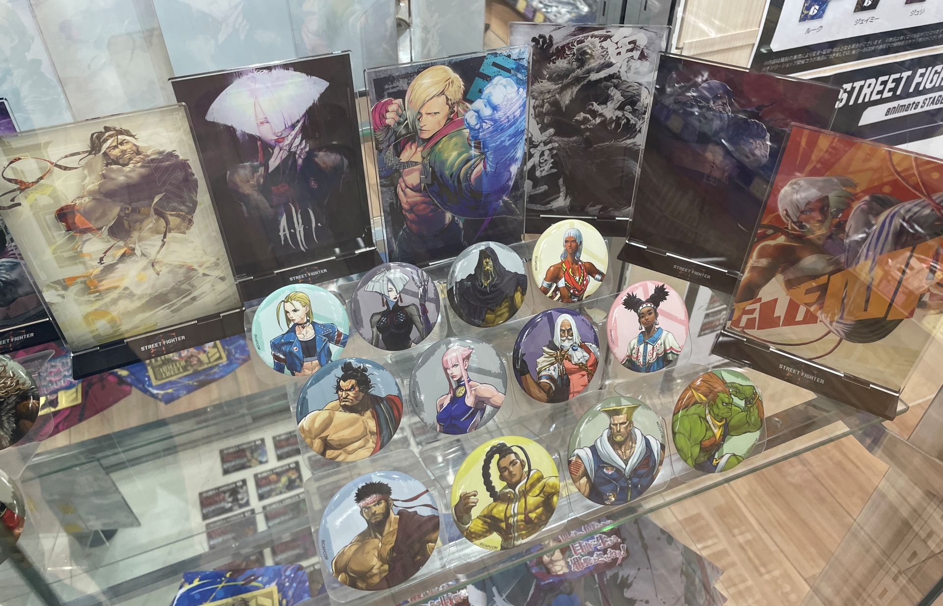 写真奥：アクリススタンド 各1650円/写真手前：キャラバッジコレクション 1パック各440円、1BOX各12パック入各5,280円