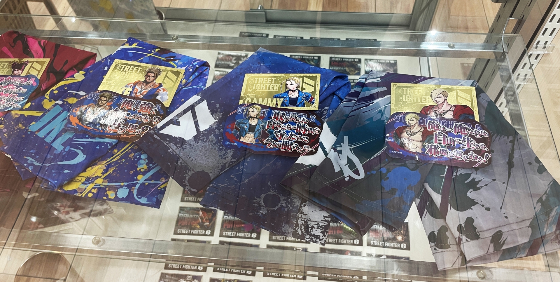 写真手前下：ステッカー 各385円/写真手前上：ゴールドカード 各2,000円/写真奥：アームカバー 各2,750円