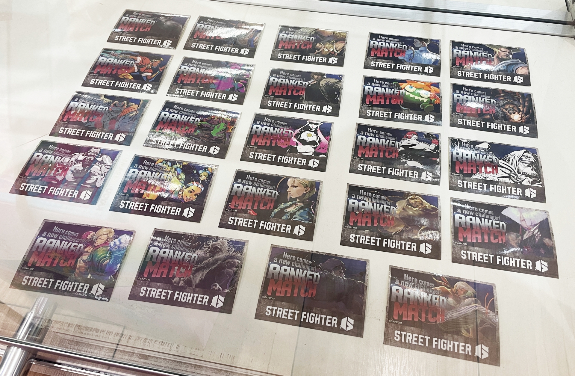 ぺたコレクション（全24種） 1パック2枚入440円、1BOX12パック入5,280円