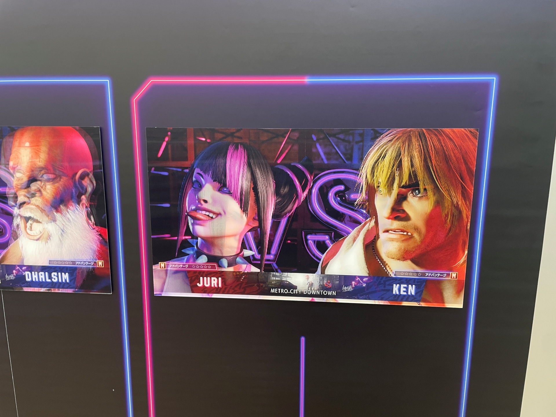 会場内の投票コーナー。見る角度を変えると、ゲーム内のゲームフェイス画面のように表情が切り替わる