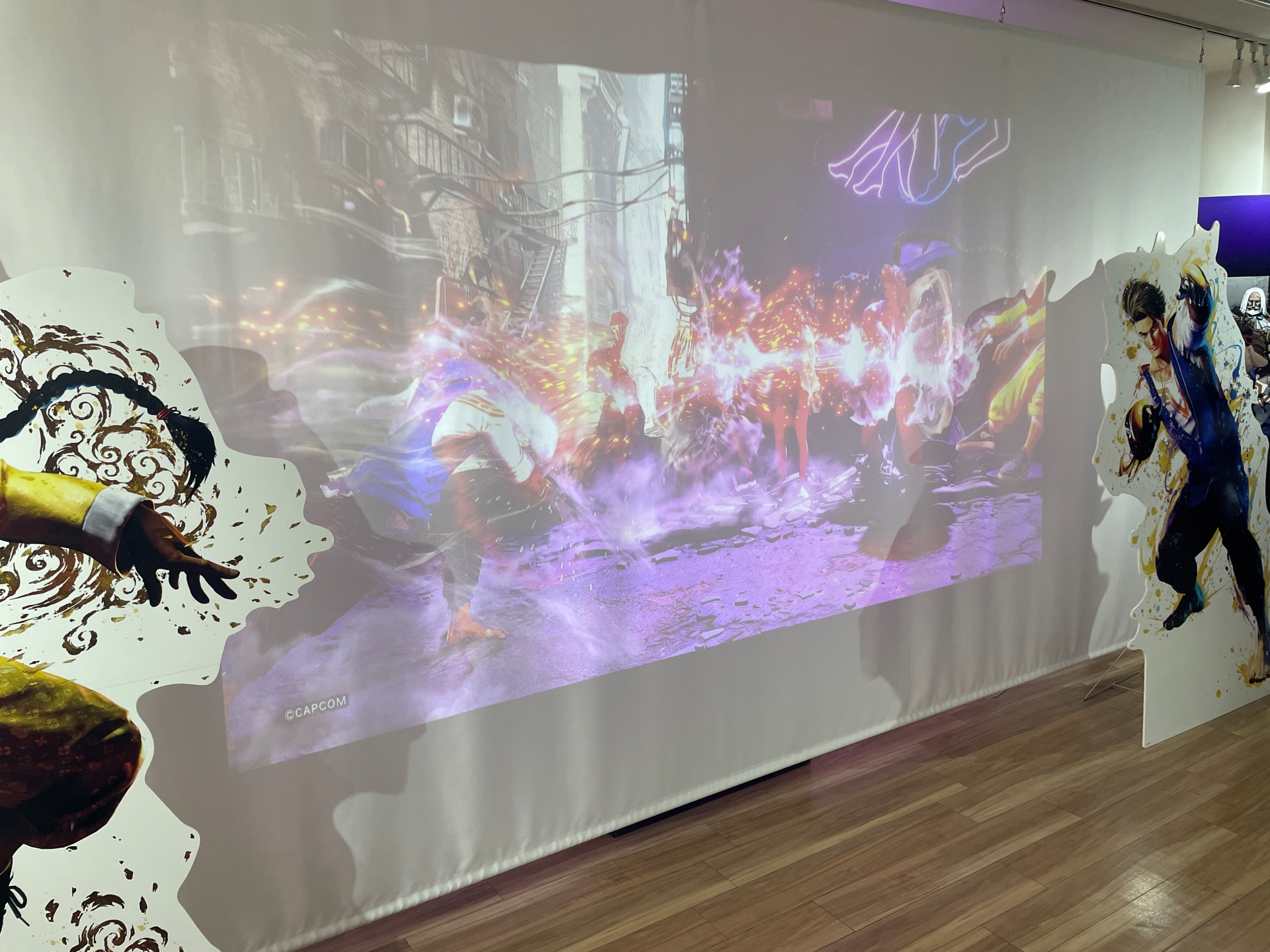 会場に入ると「スト6」の対戦画面が映し出される