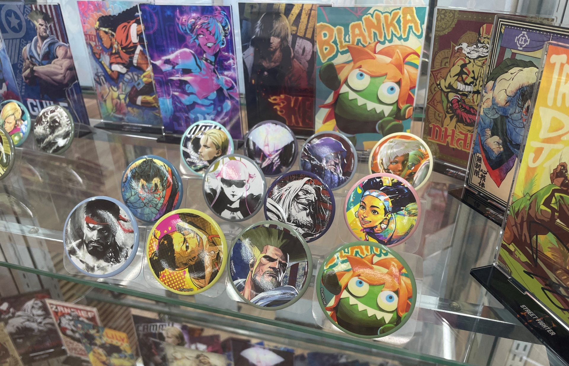 写真奥：アクリススタンド 各1650円/写真手前：キャラバッジコレクション 1パック各440円、1BOX各12パック入各5,280円