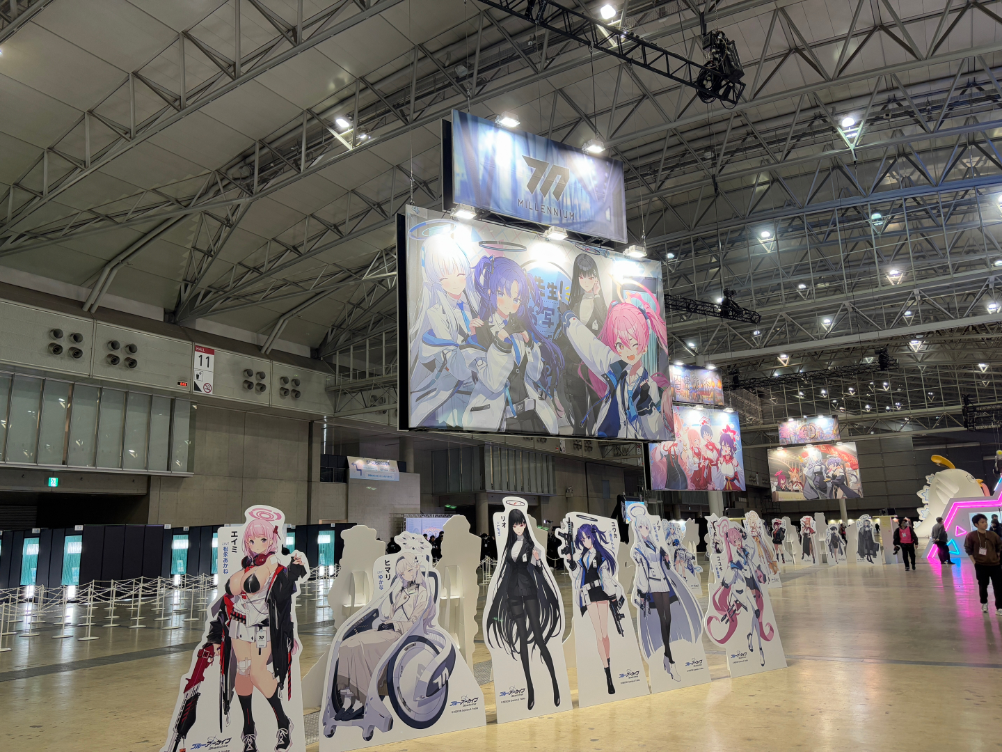 様々な場所にイラストとキャラクターのパネルが置かれている