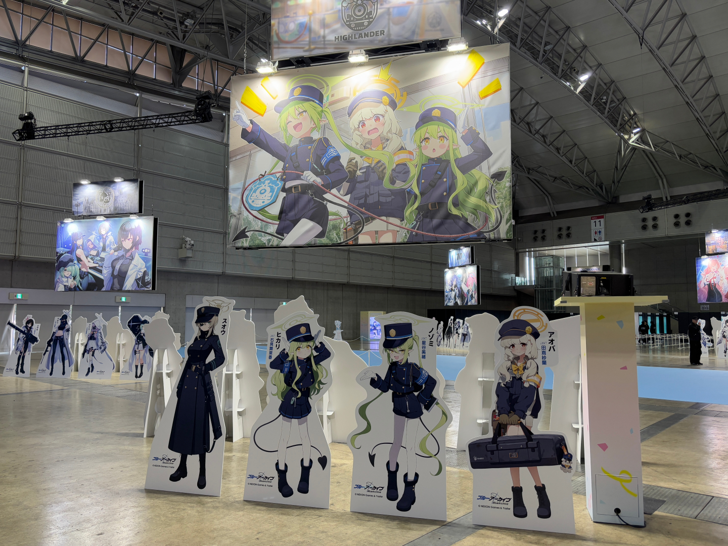 様々な場所にイラストとキャラクターのパネルが置かれている