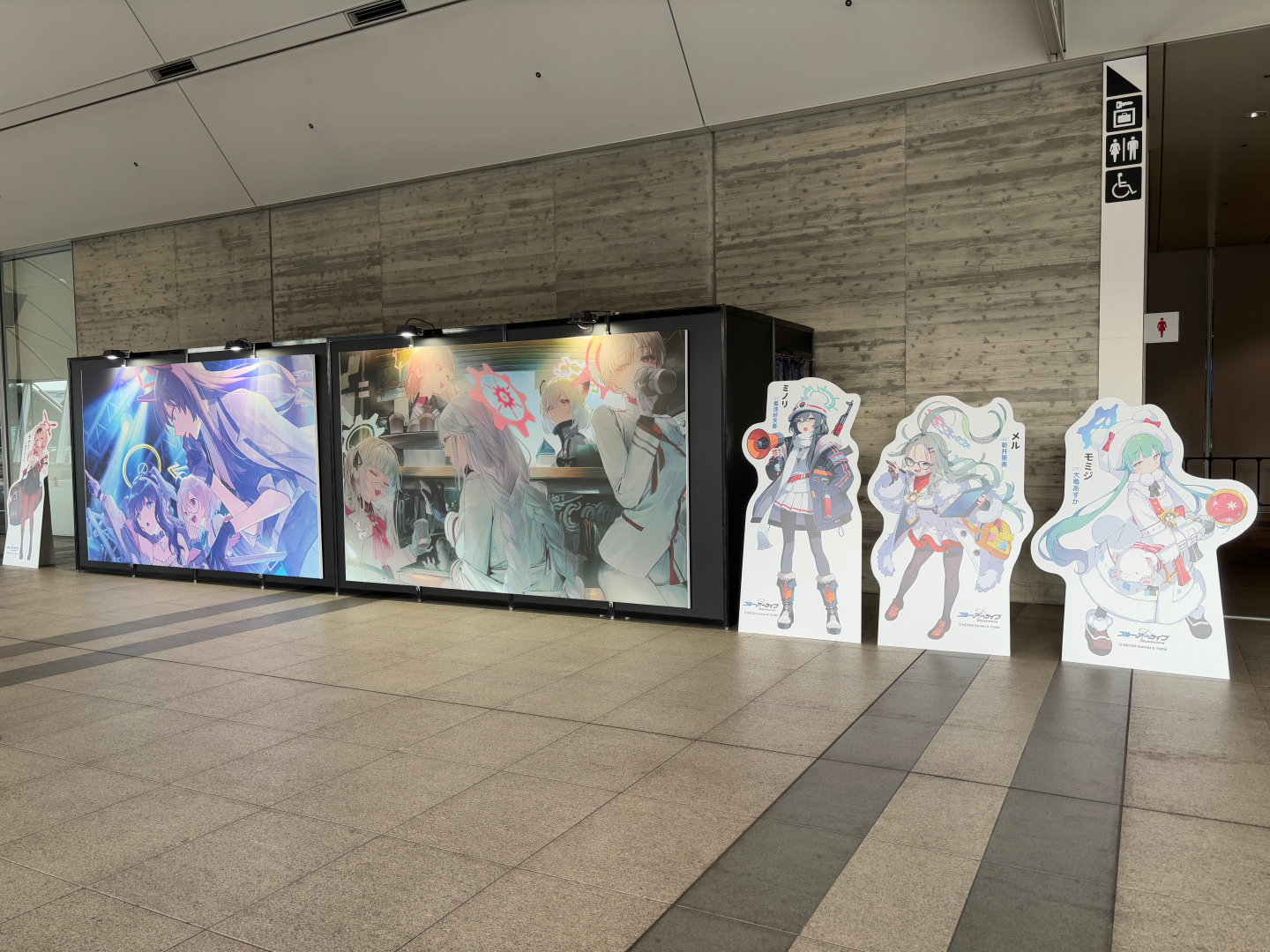 様々な場所にイラストとキャラクターのパネルが置かれている