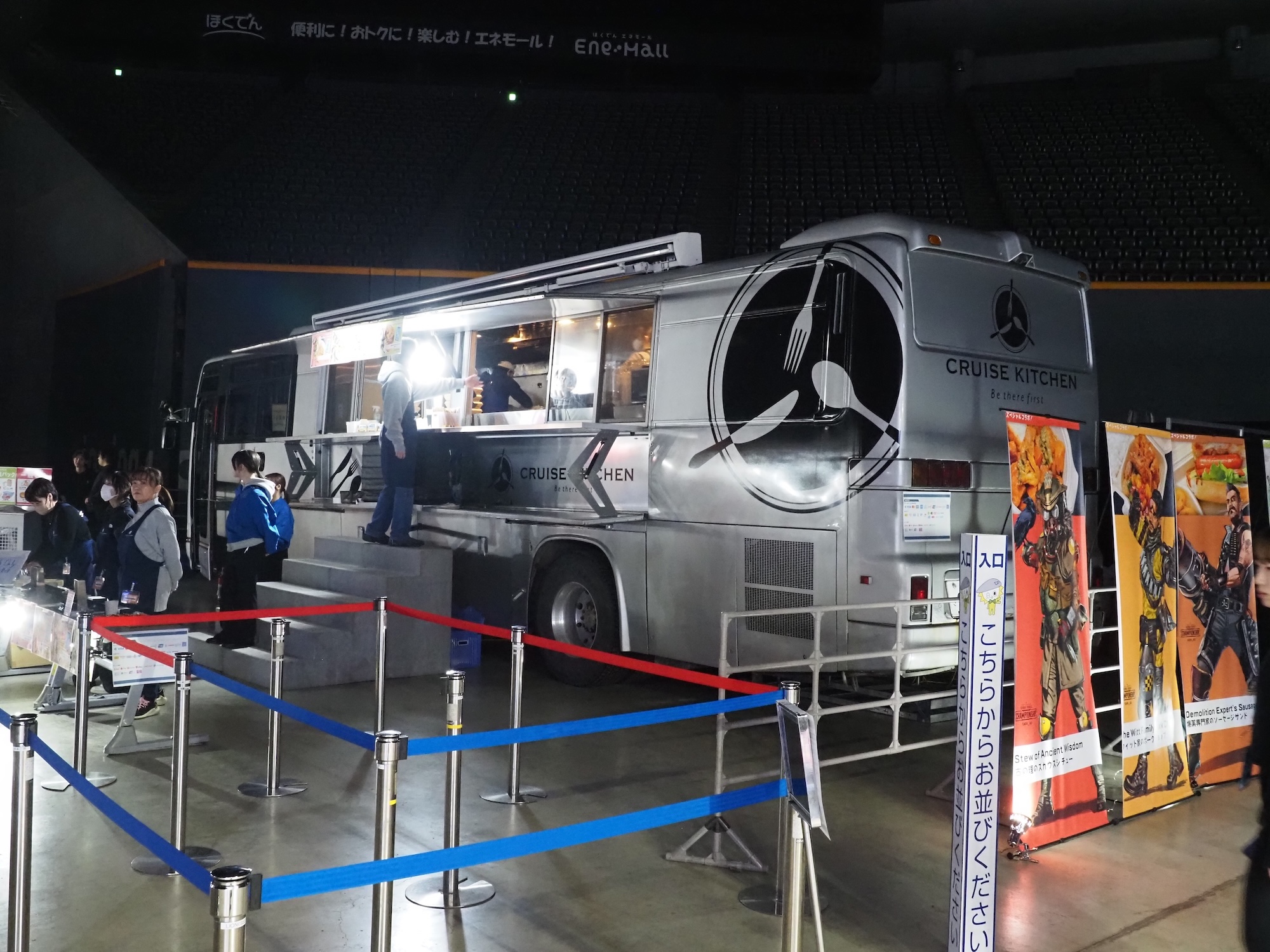 コラボフードを提供するキッチンカー