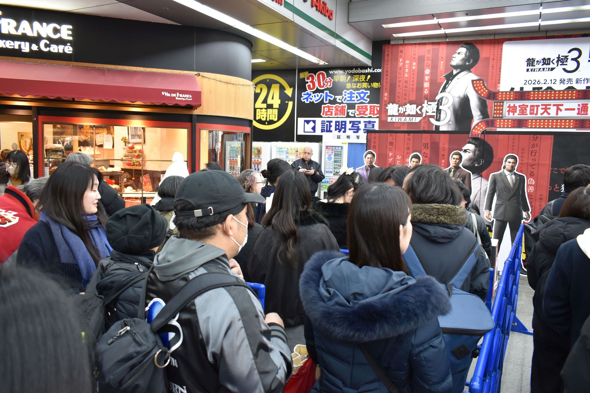 サイン会には長蛇の列ができ、併設のグッズ販売コーナーも多くの人で賑わっていた