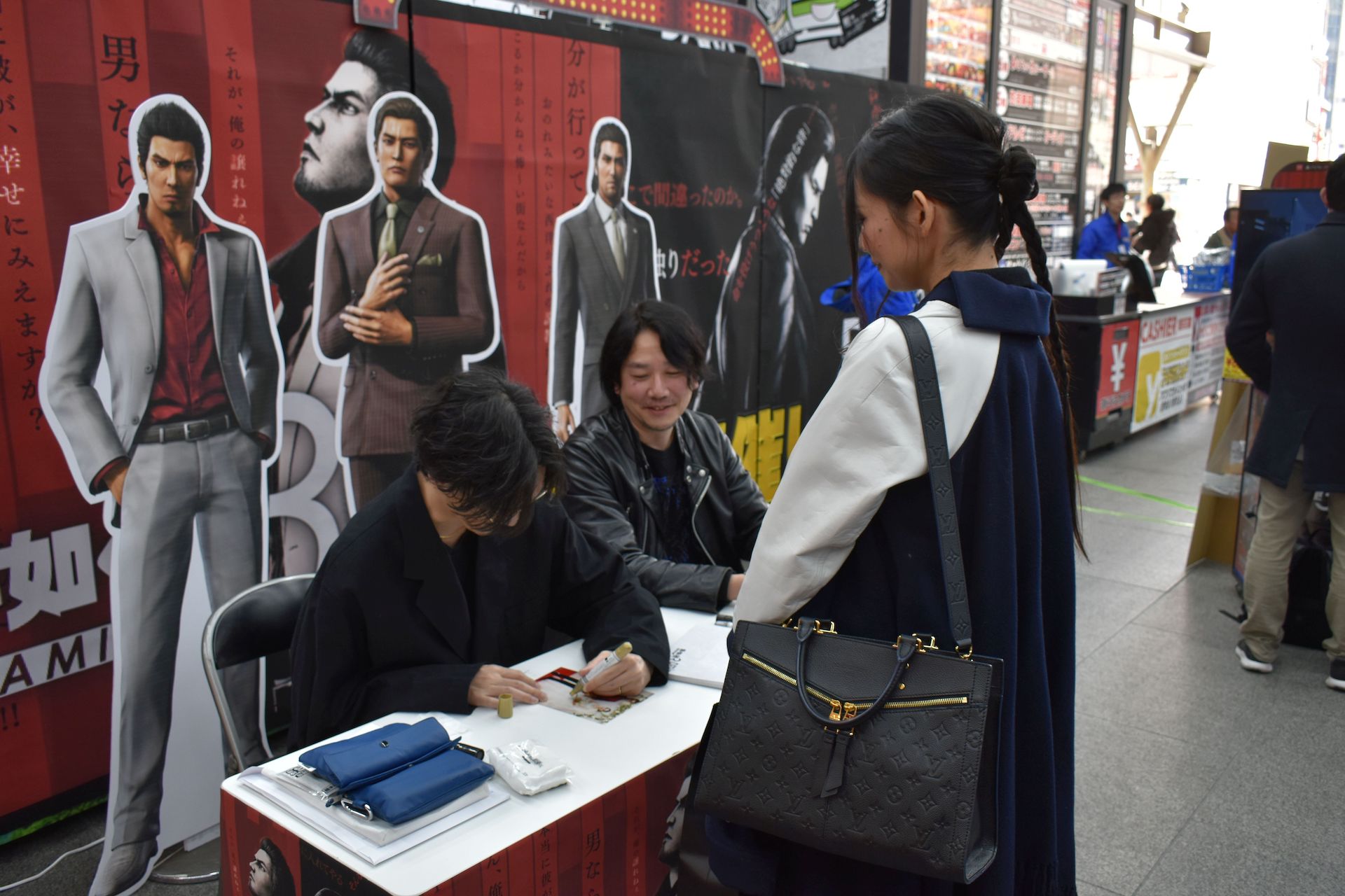 一枚一枚丁寧にサインを書き、記念撮影にも応じていた姿が印象的だった