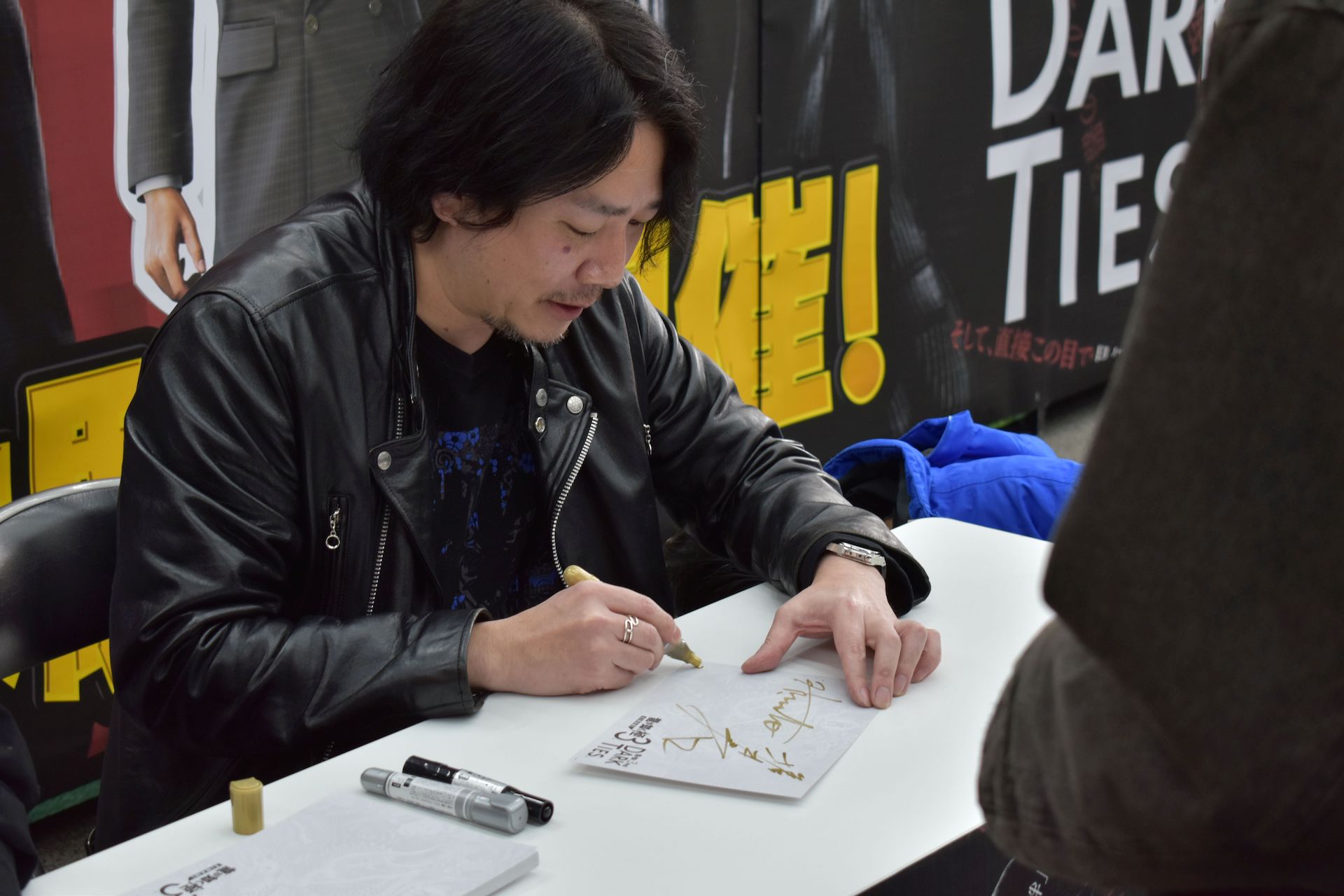 一枚一枚丁寧にサインを書き、記念撮影にも応じていた姿が印象的だった