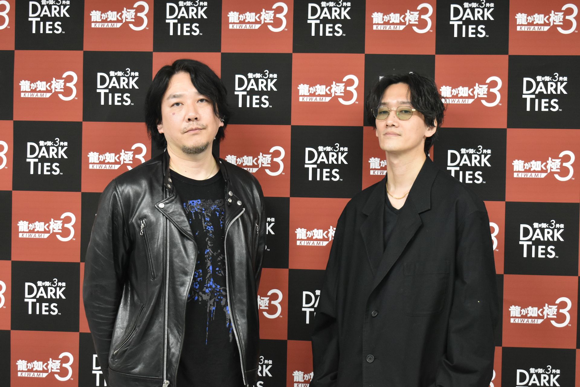 シリーズチーフプロデューサーの阪本寛之氏（左）と、「龍が如く 極３ / 龍が如く３外伝 Dark Ties」プロデューサー/ディレクターの堀井亮佑氏（右）