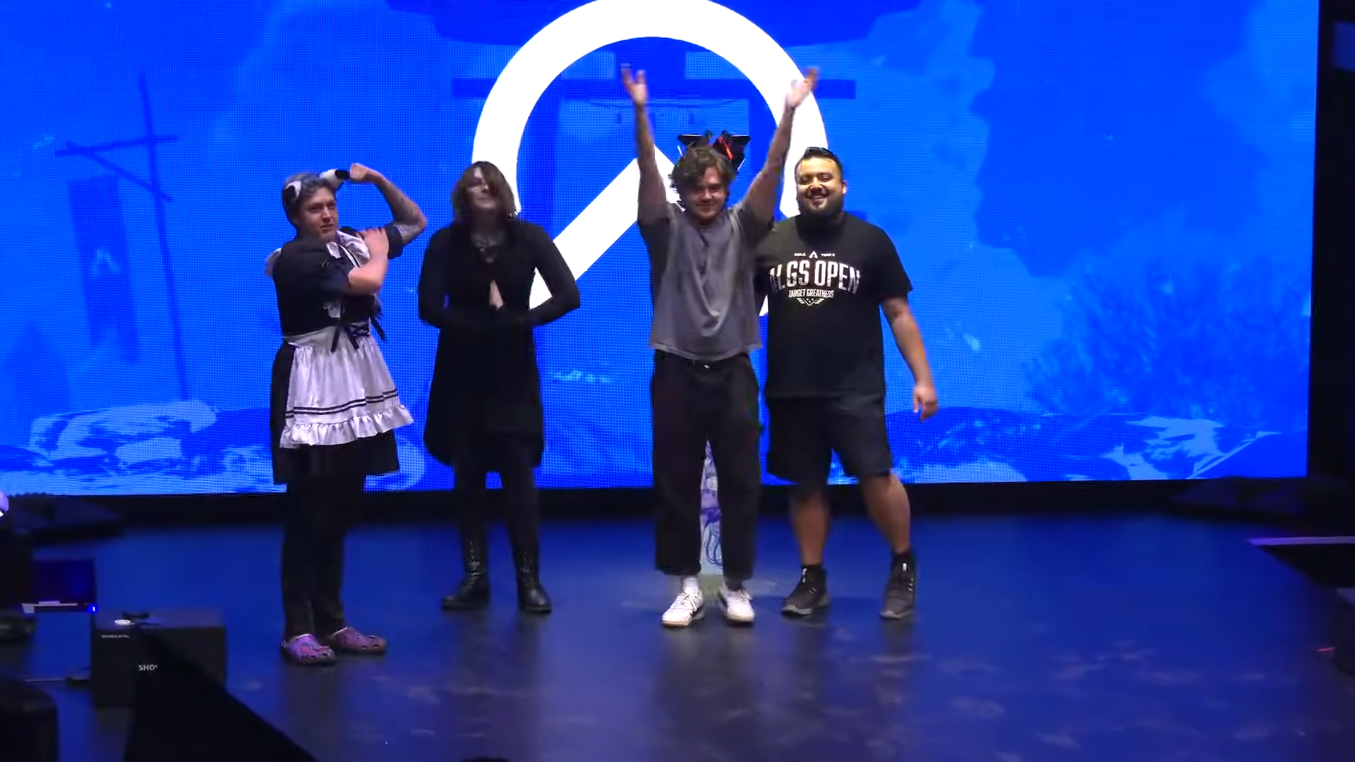 メイド服姿で入場したMonsoon選手（左）