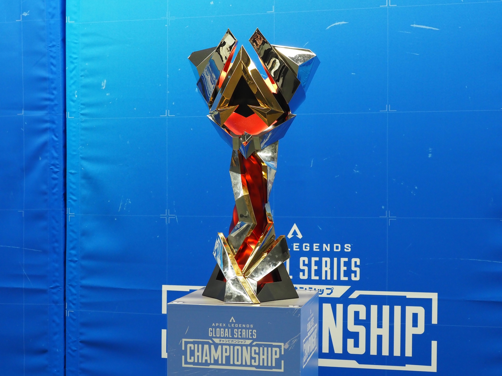 「ALGS Championship」の優勝トロフィー