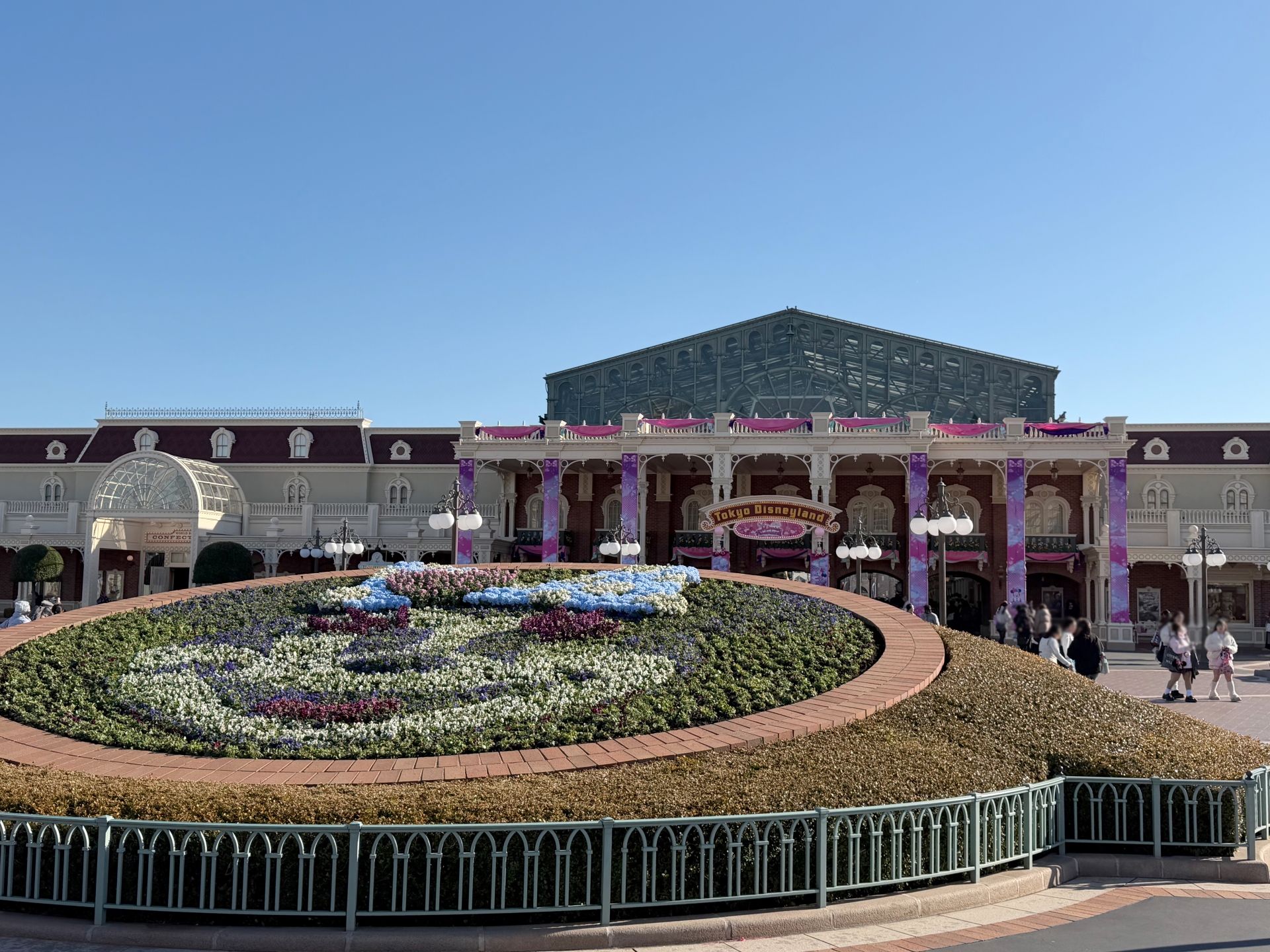 エントランス前の花壇では、ミニーのデザインで来場者をお出迎え