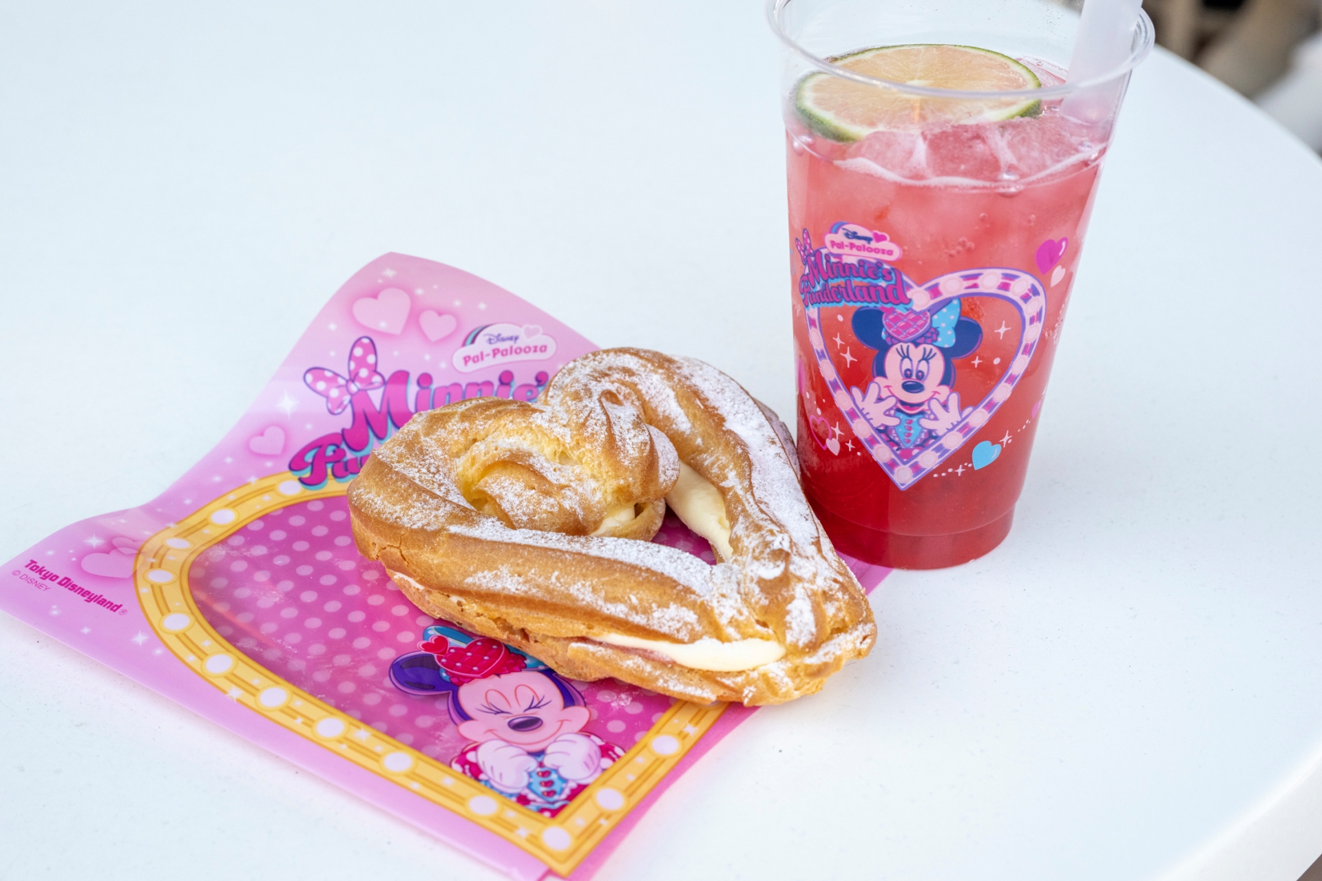 左「ハートのリングシュー ストロベリー」（750円）と右「スパークリングドリンク（ストロベリー＆ライチー）」（700円）