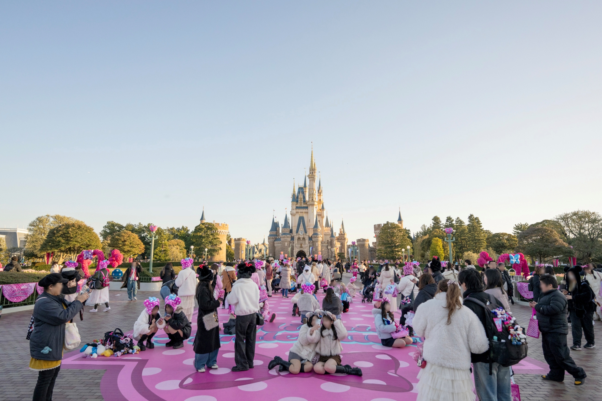 シンデレラ城前プラザ。この先にフォトスポットがあるが、そこまで長い撮影待ち行列となっている