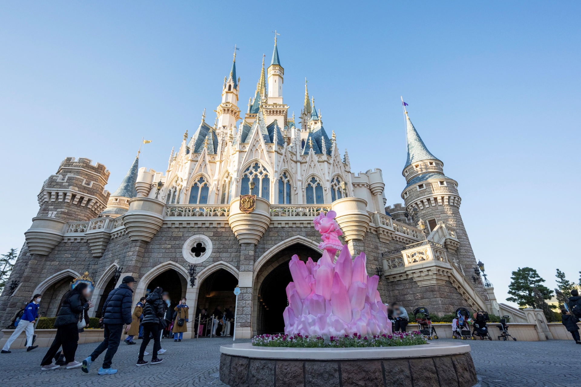 シンデレラ城裏には、ピンクのミニーマウスモニュメントが設置されている