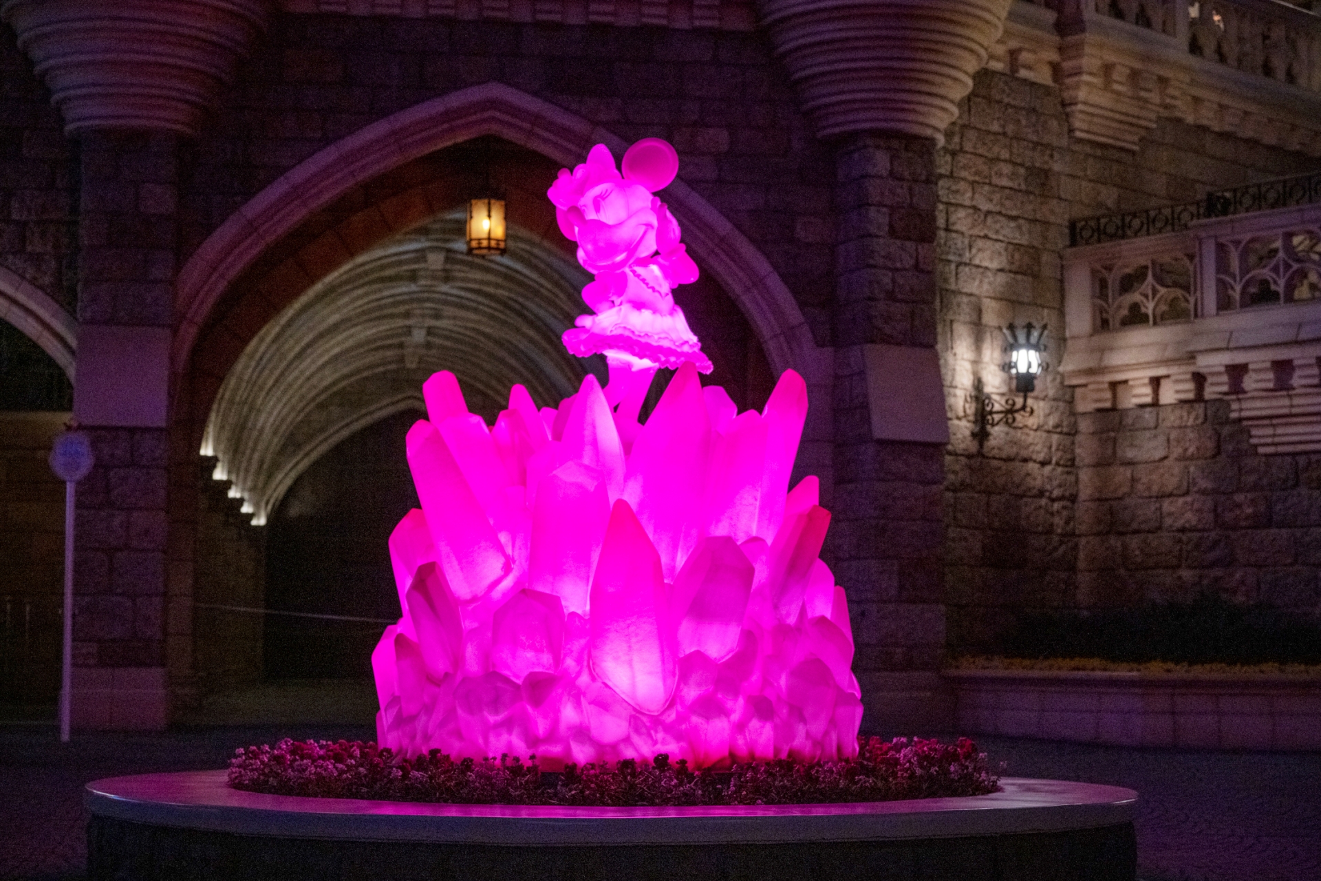 夜になるとライトアップされる。