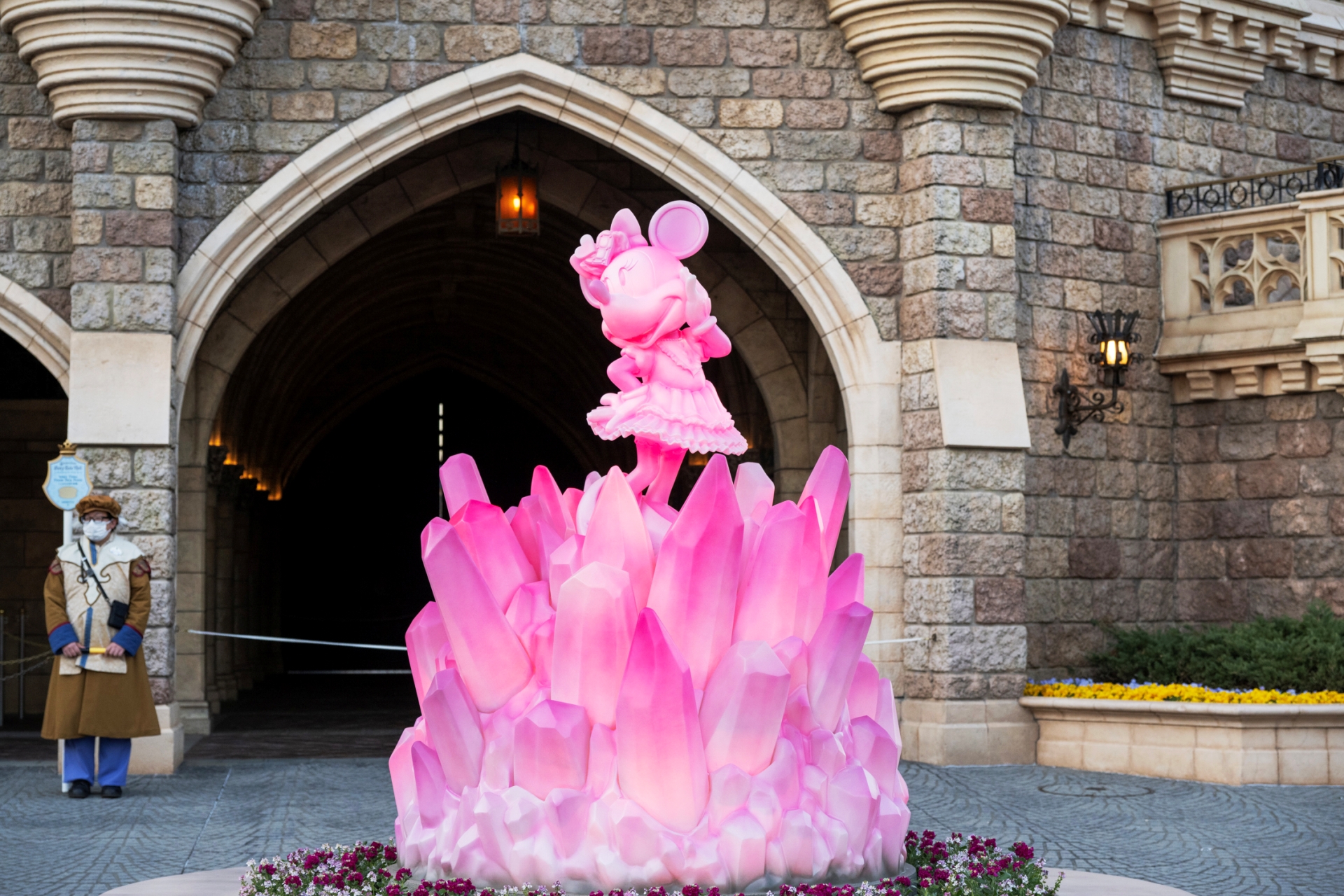 シンデレラ城裏のミニーモニュメントは、夜になると明かりが灯りシンデレラ城のライトアップとあわせて際立つ存在感