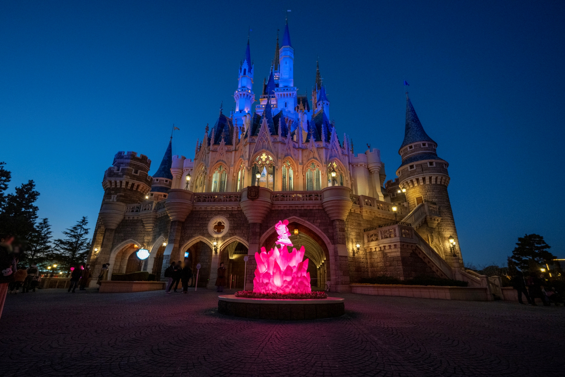 シンデレラ城裏のミニーモニュメントは、夜になると明かりが灯りシンデレラ城のライトアップとあわせて際立つ存在感